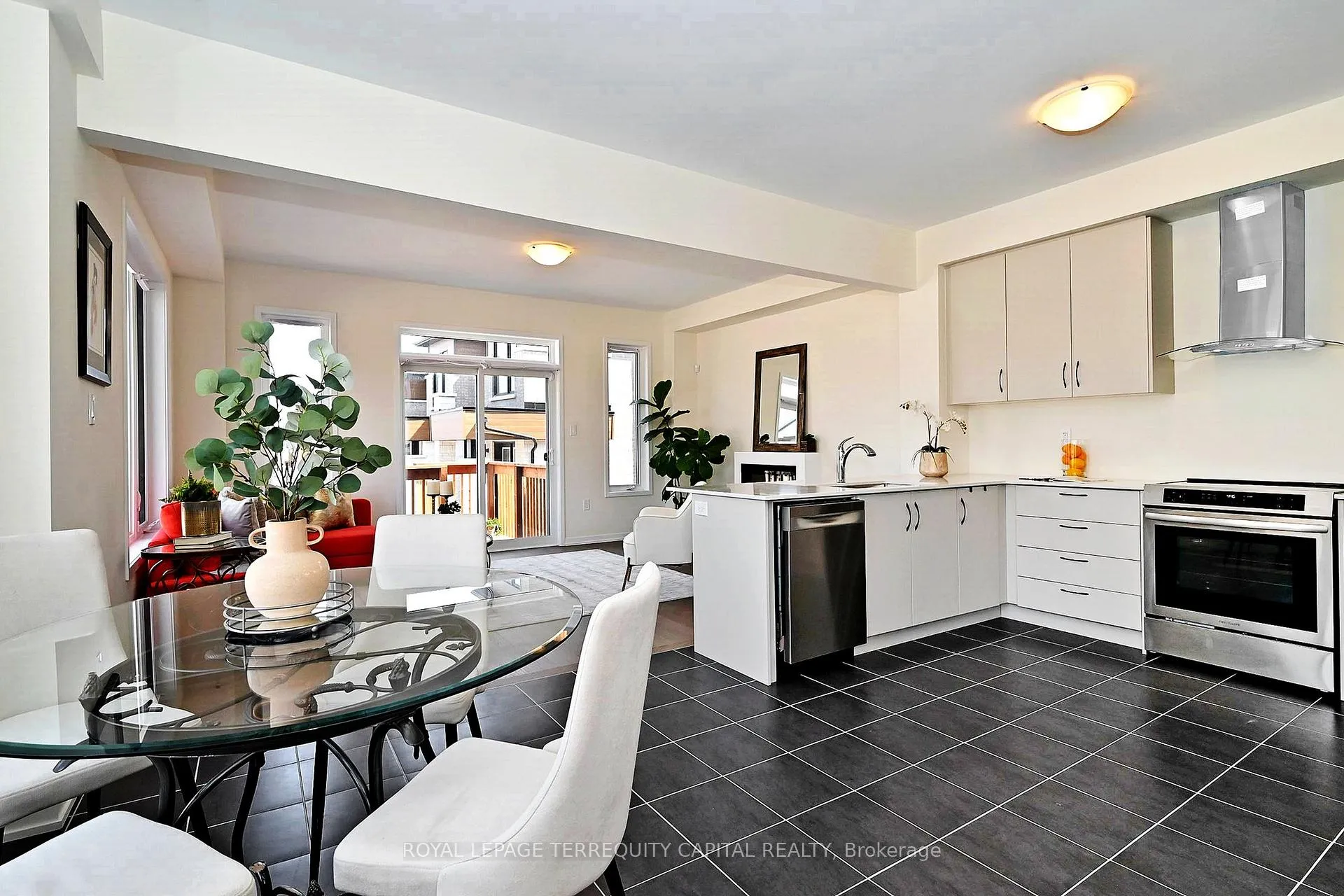 Photo 7 of 211 Grand Trunk Avenue, Vaughan, Patterson — HOMEH