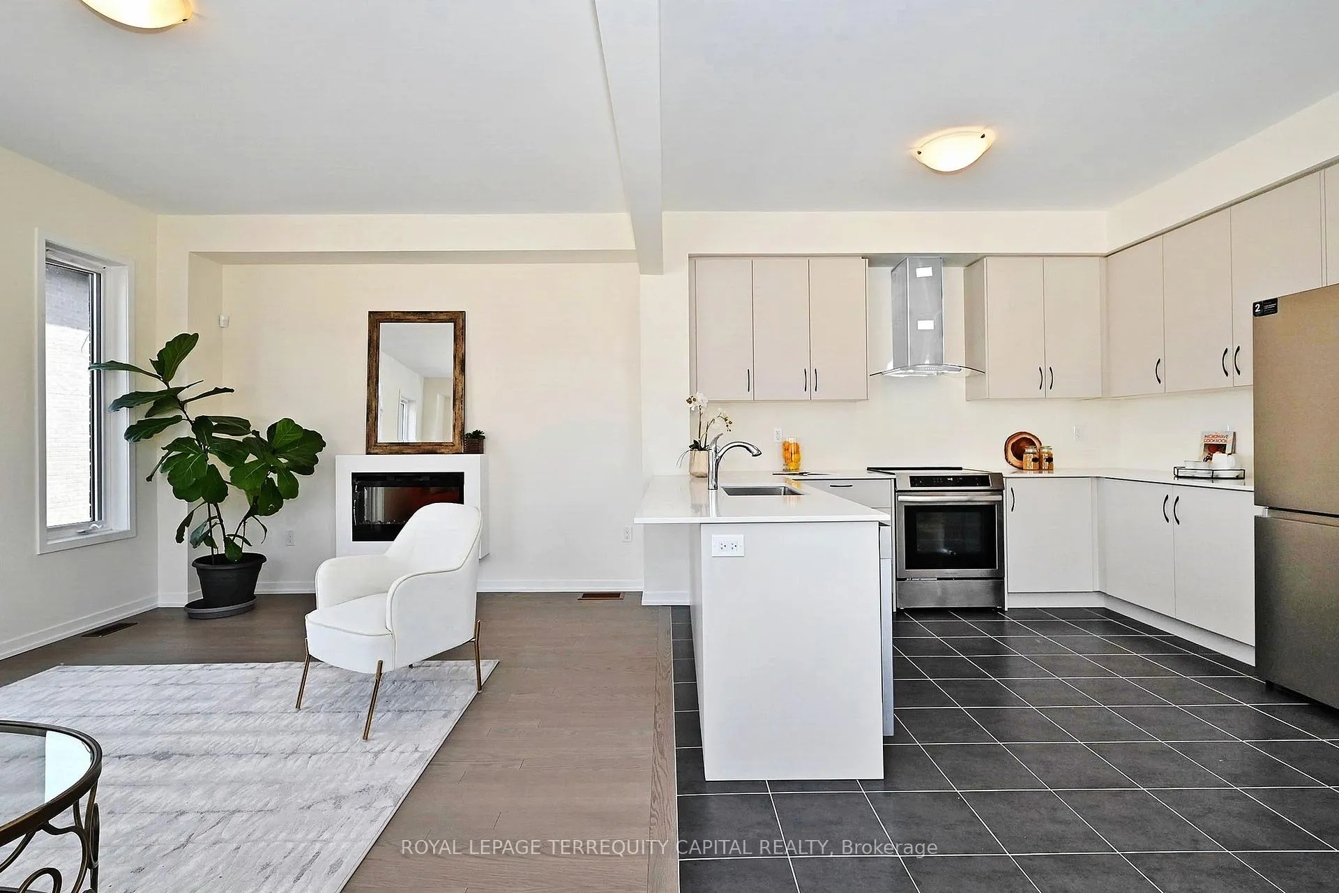 Photo 12 of 211 Grand Trunk Avenue, Vaughan, Patterson — HOMEH