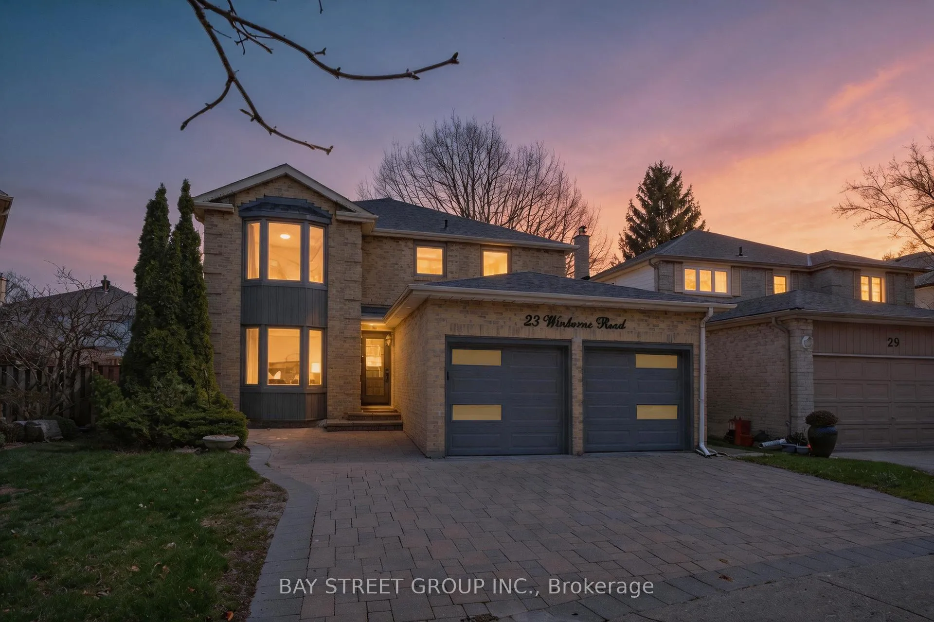 Photo 3 of 33 Winborne Drive, Vaughan, Brownridge — HOMEH