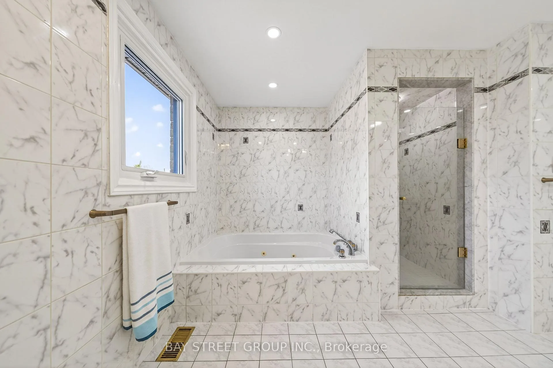 Photo 24 of 33 Winborne Drive, Vaughan, Brownridge — HOMEH