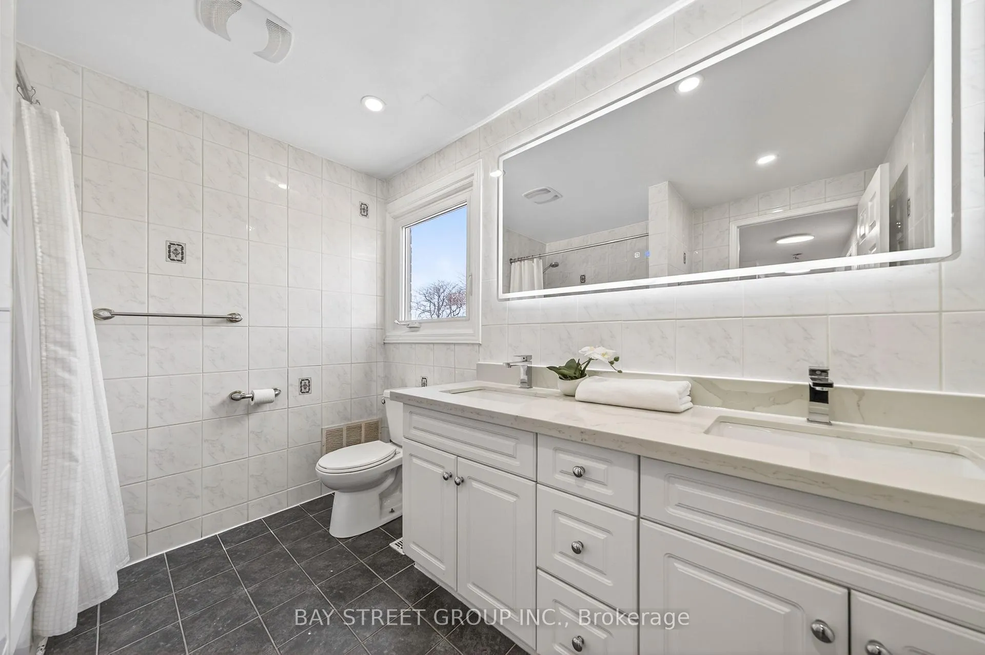 Photo 26 of 33 Winborne Drive, Vaughan, Brownridge — HOMEH