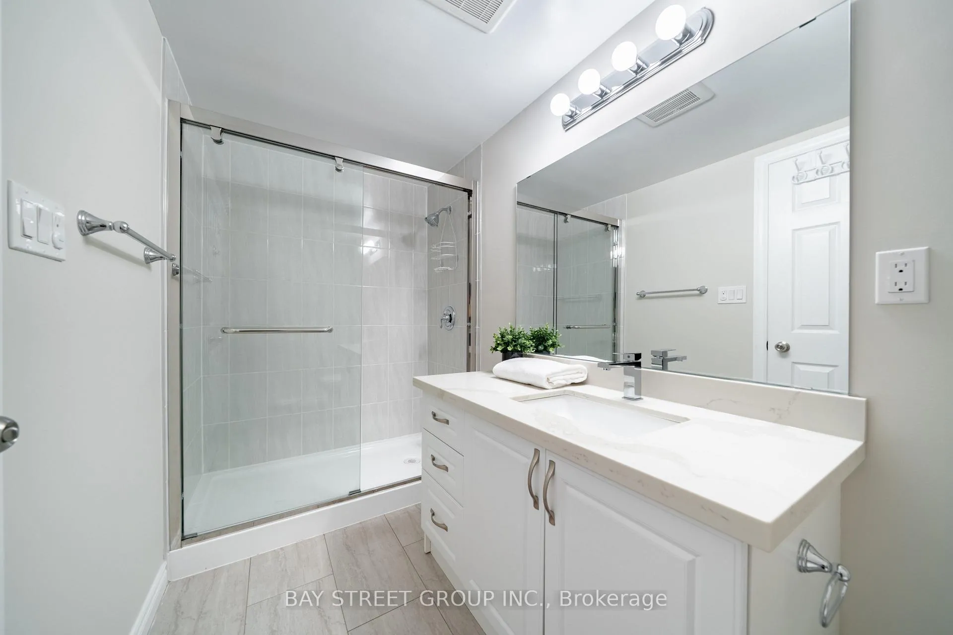 Photo 28 of 33 Winborne Drive, Vaughan, Brownridge — HOMEH