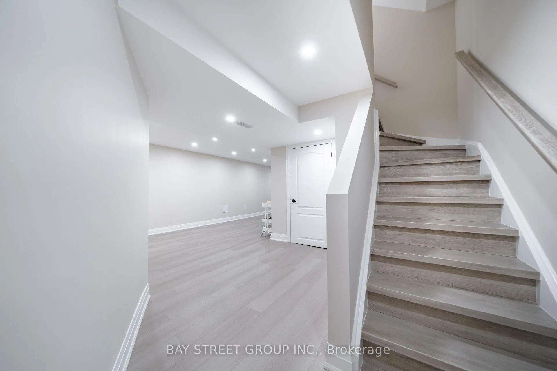 Photo 30 of 33 Winborne Drive, Vaughan, Brownridge — HOMEH