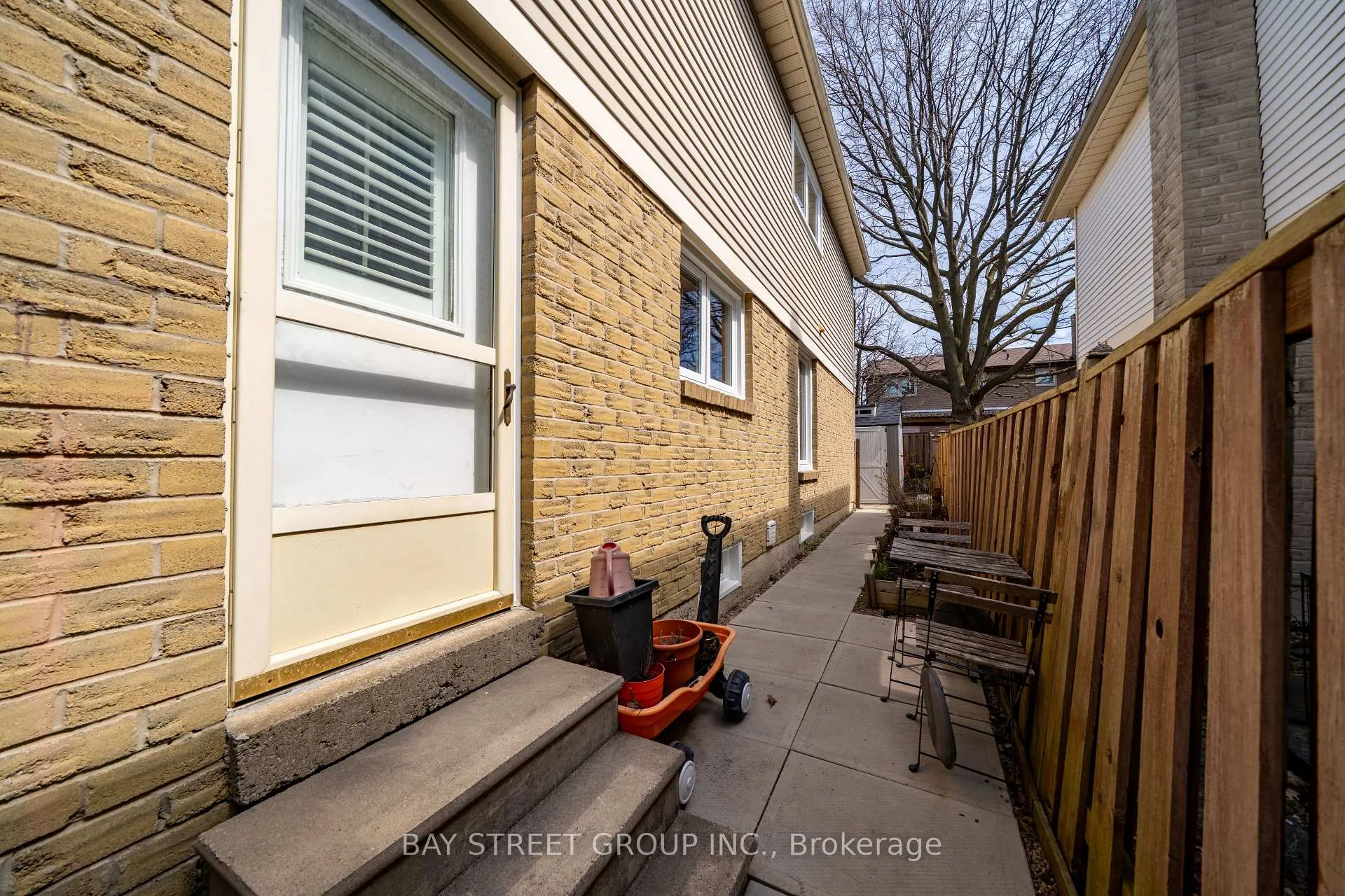 Photo 34 of 33 Winborne Drive, Vaughan, Brownridge — HOMEH