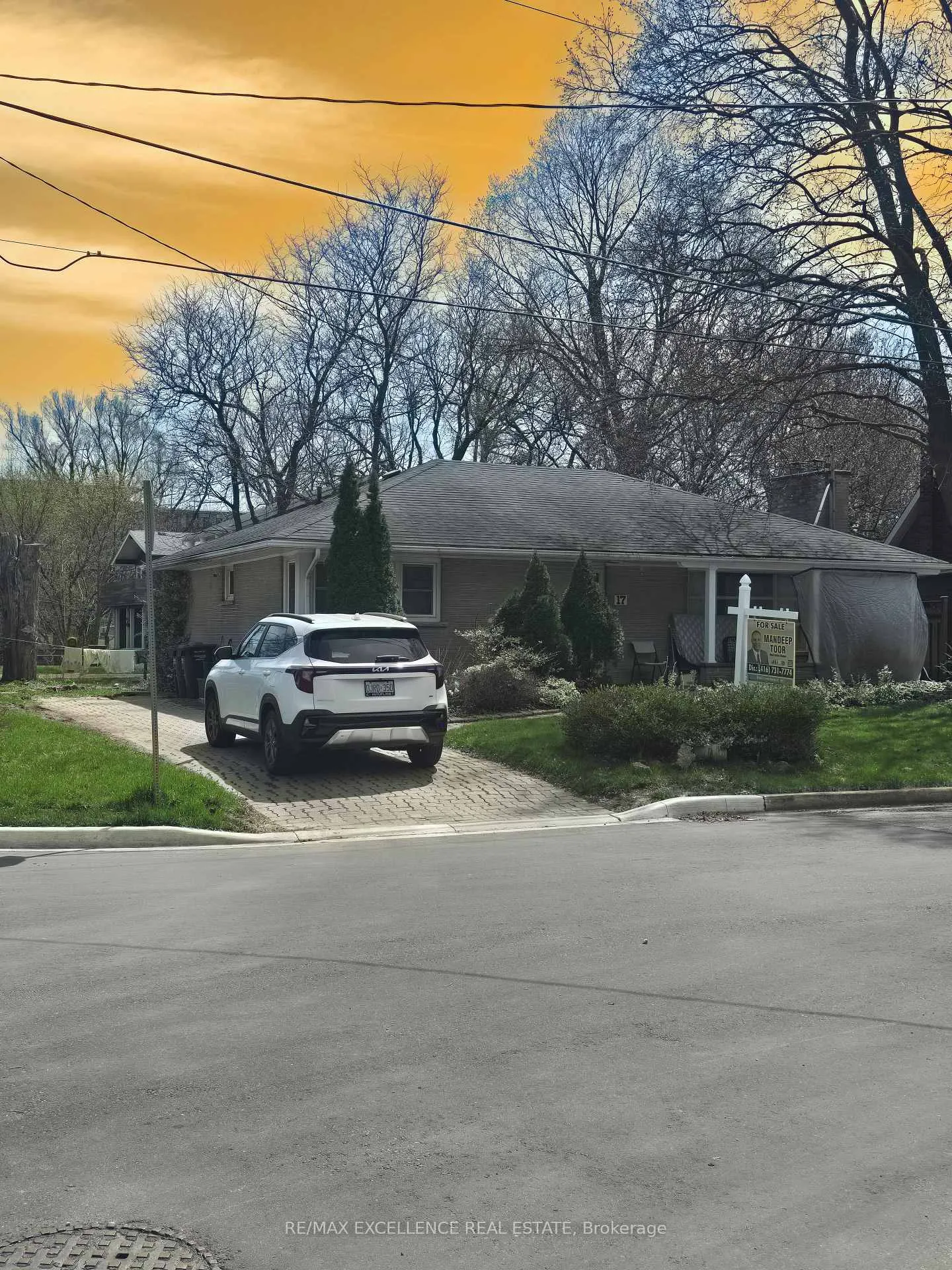 Photo 4 of 17 Armstrong Street, Brampton, Downtown Brampton — HOMEH