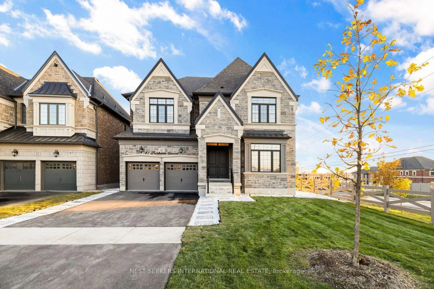 Front of 41 Deerhaven Crescent