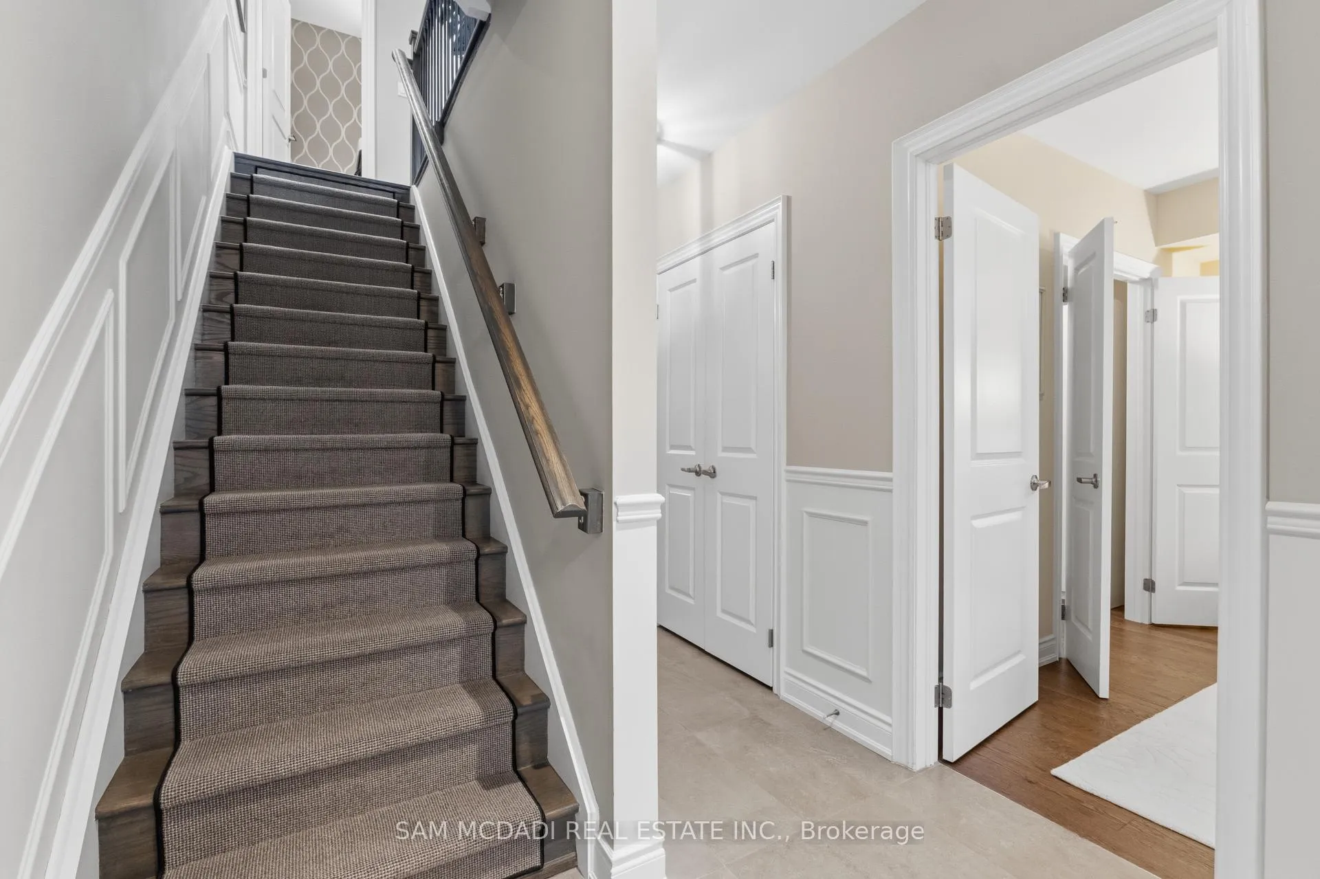 Photo 4 of 2029 Queensborough Gate, Mississauga, Central Erin Mills — HOMEH