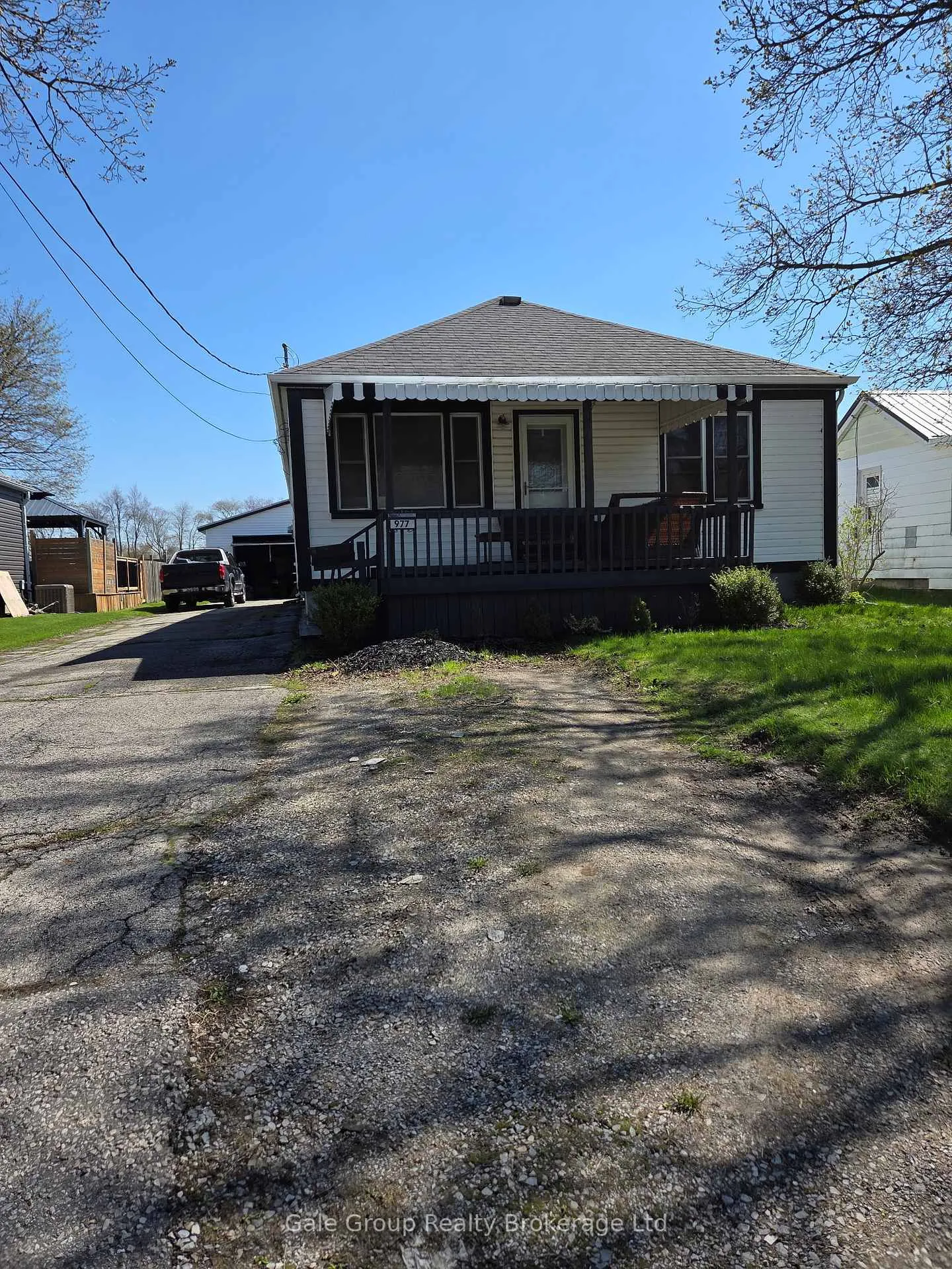Front of 977 Norfolk Street N