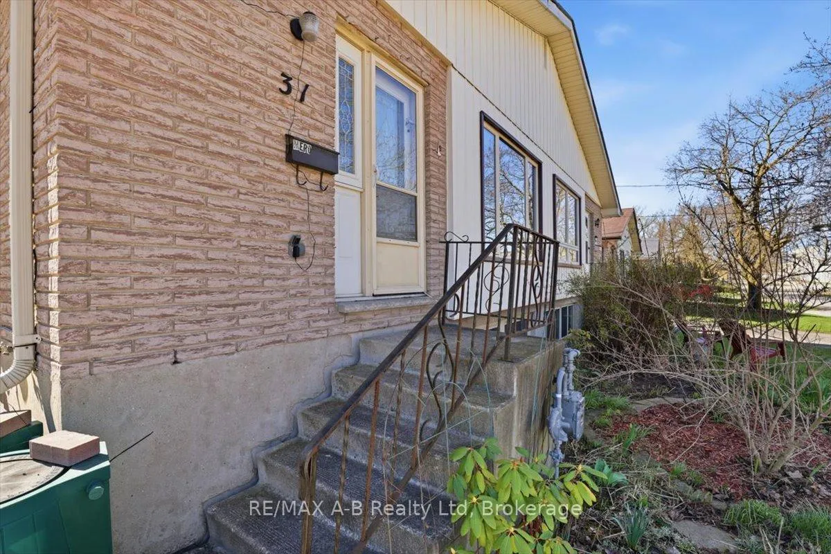 Photo 4 of 31 Cedar Street E, Stratford — HOMEH