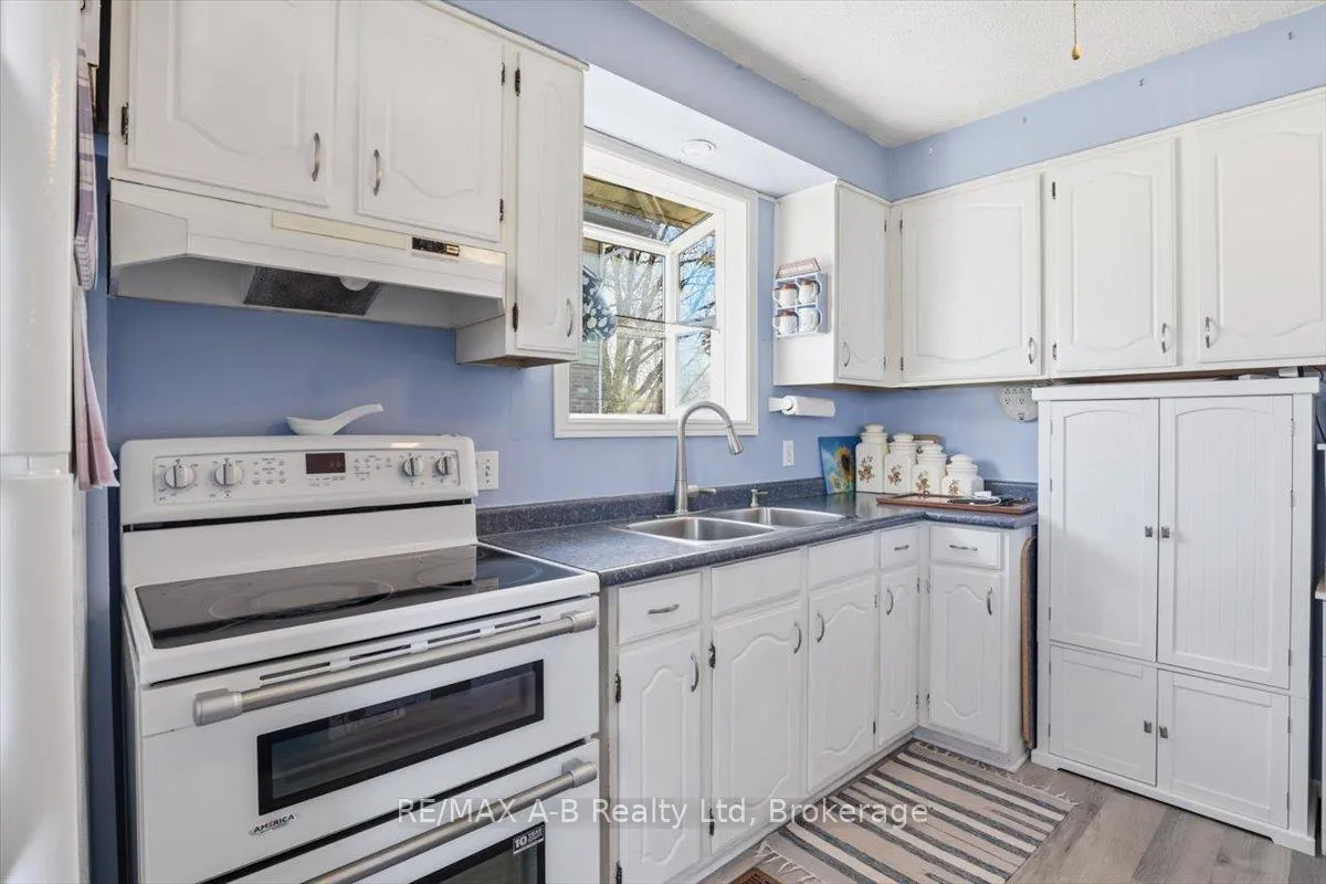 Photo 6 of 31 Cedar Street E, Stratford — HOMEH
