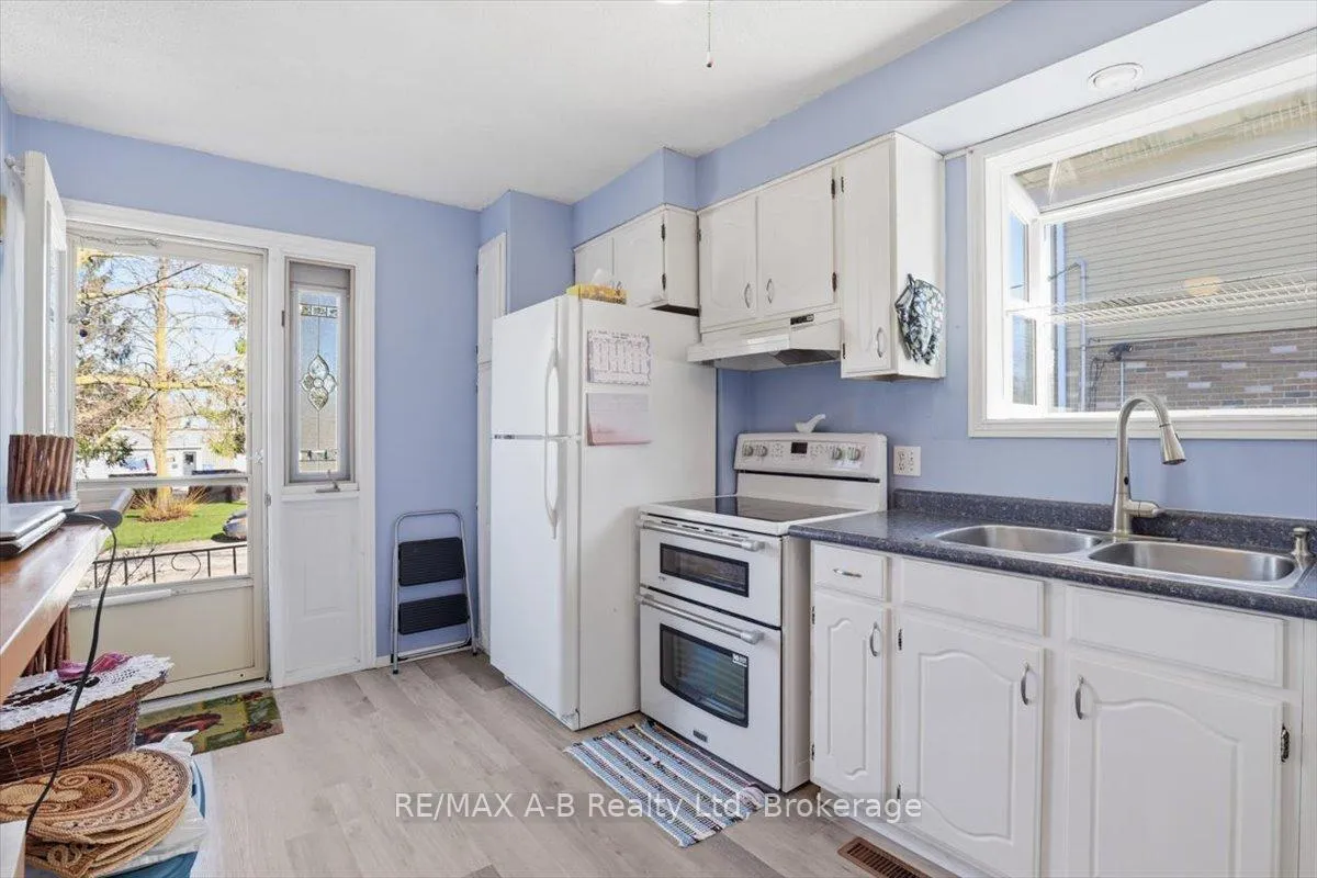 Photo 7 of 31 Cedar Street E, Stratford — HOMEH