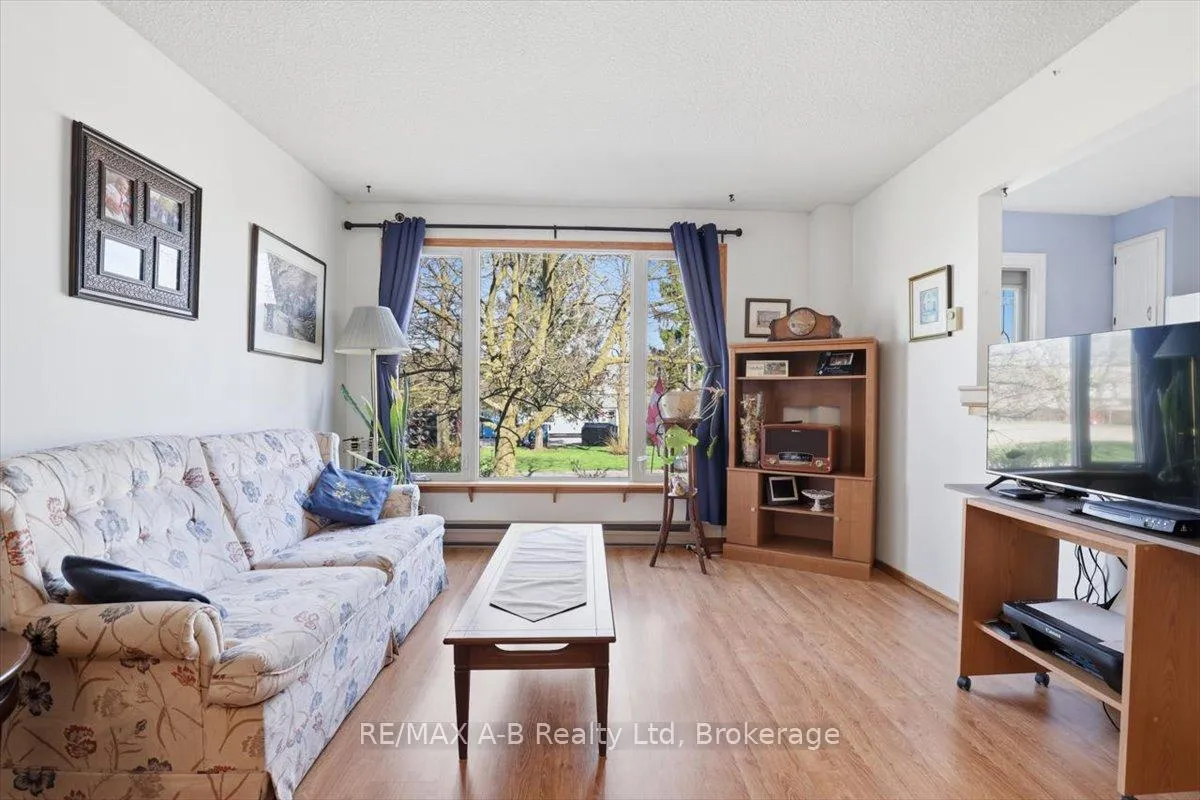 Photo 9 of 31 Cedar Street E, Stratford — HOMEH
