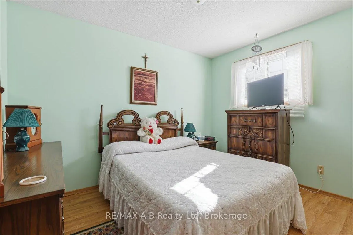 Photo 13 of 31 Cedar Street E, Stratford — HOMEH