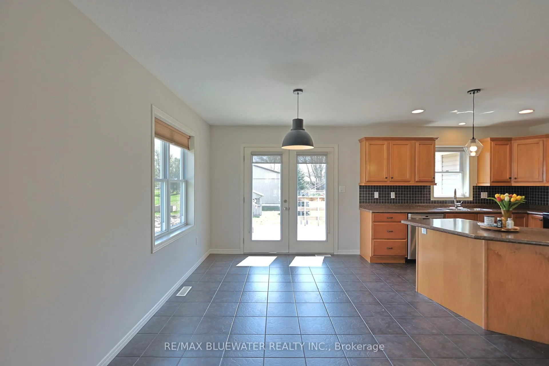 Photo 15 of 117 Duke Street, North Middlesex, Parkhill — HOMEH