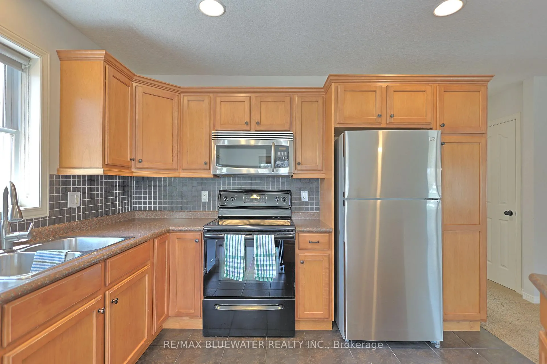 Photo 17 of 117 Duke Street, North Middlesex, Parkhill — HOMEH