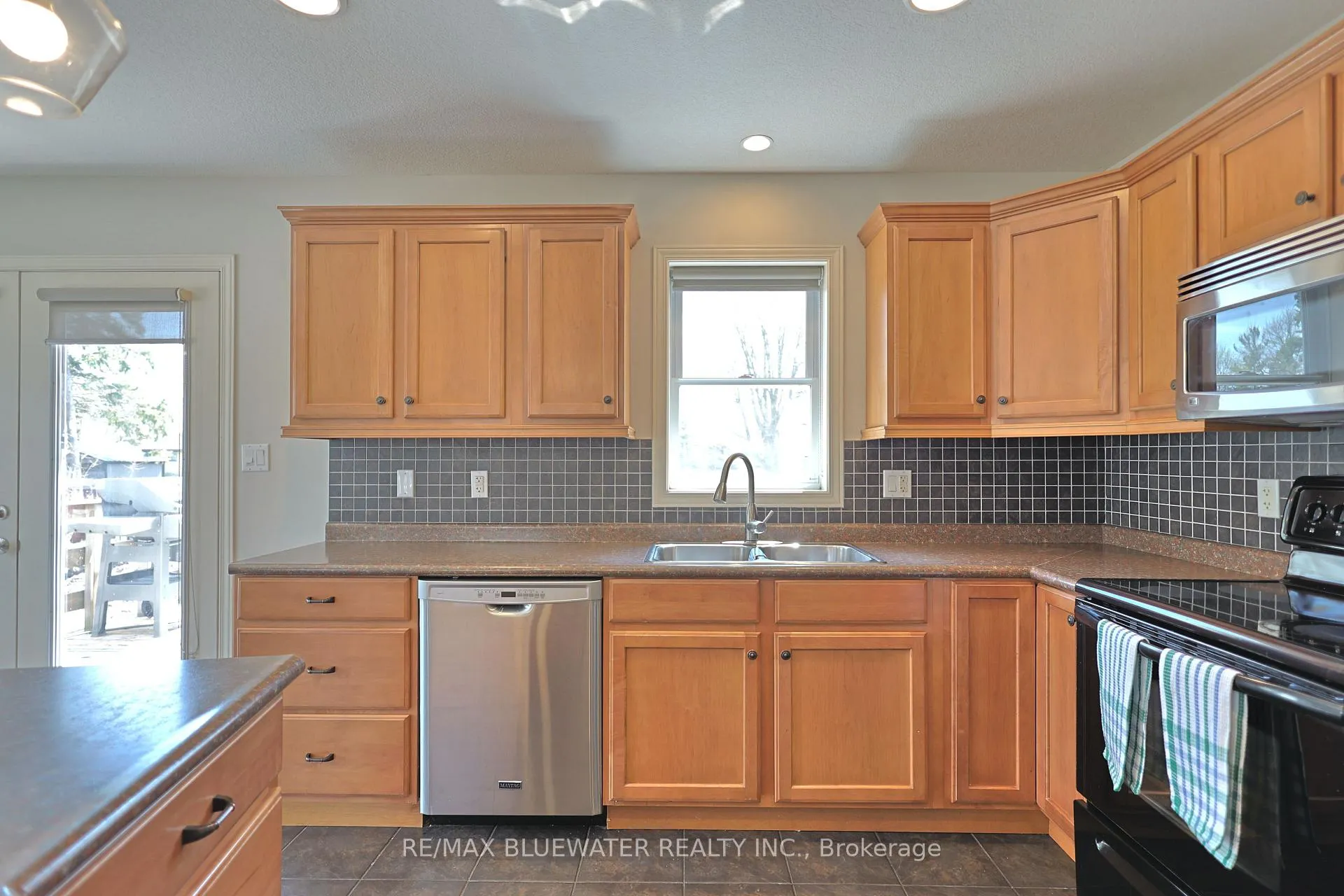 Photo 18 of 117 Duke Street, North Middlesex, Parkhill — HOMEH
