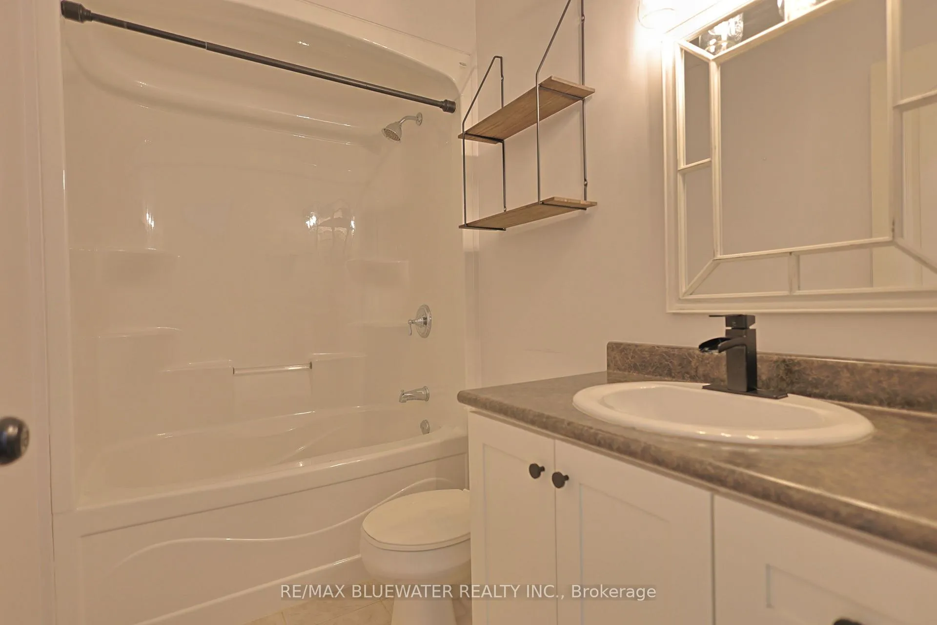 Photo 24 of 117 Duke Street, North Middlesex, Parkhill — HOMEH