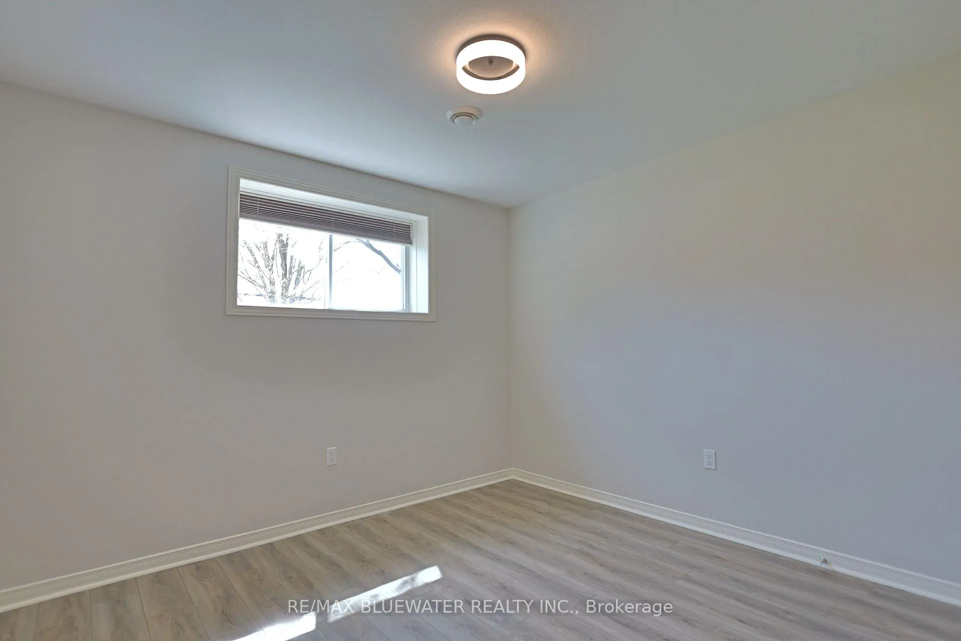 Photo 32 of 117 Duke Street, North Middlesex, Parkhill — HOMEH