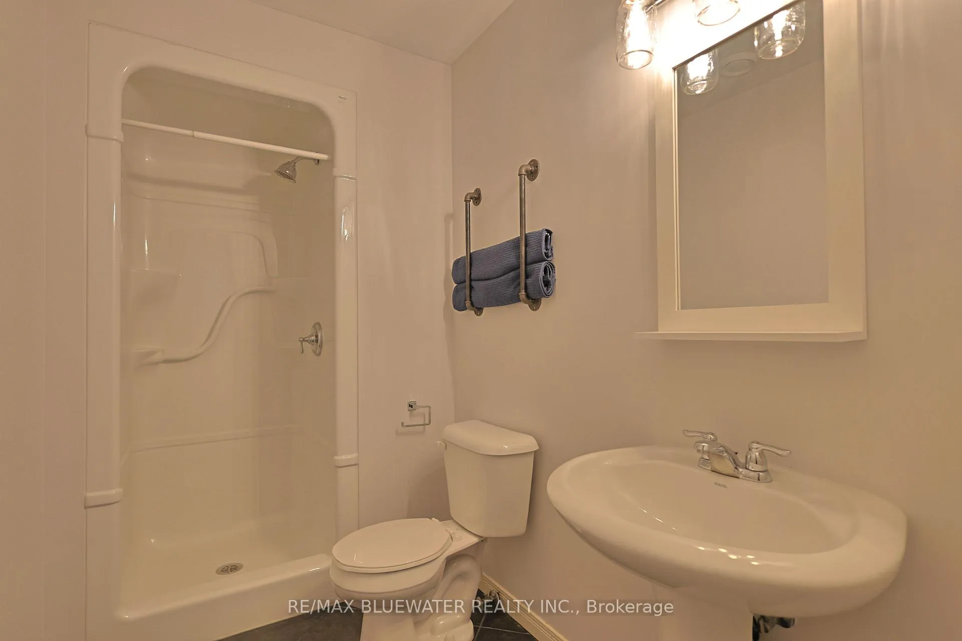 Photo 34 of 117 Duke Street, North Middlesex, Parkhill — HOMEH