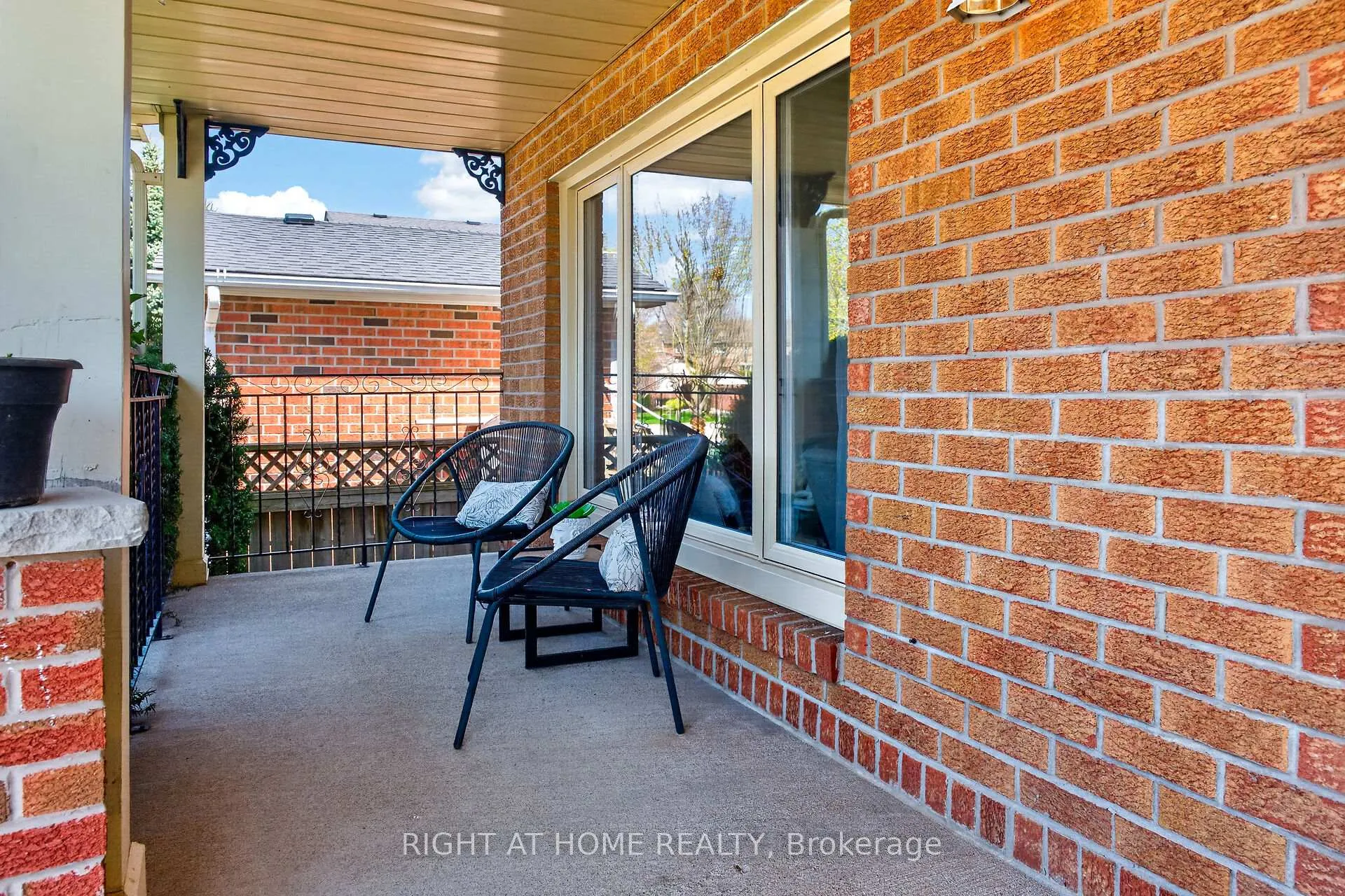 Photo 2 of 22 Vance Crescent, Hamilton, Waterdown — HOMEH