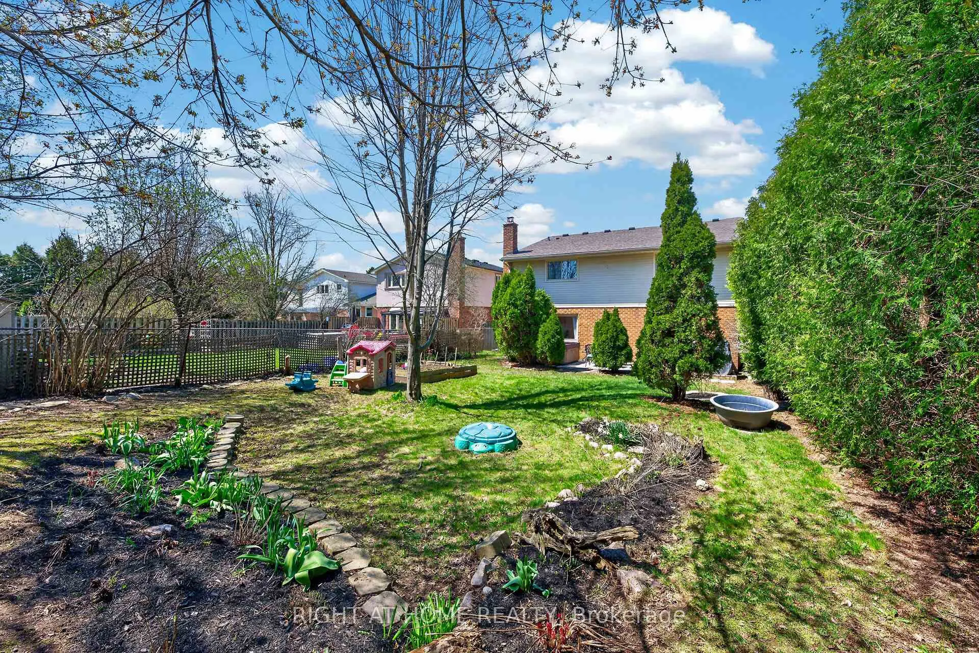 Photo 3 of 22 Vance Crescent, Hamilton, Waterdown — HOMEH