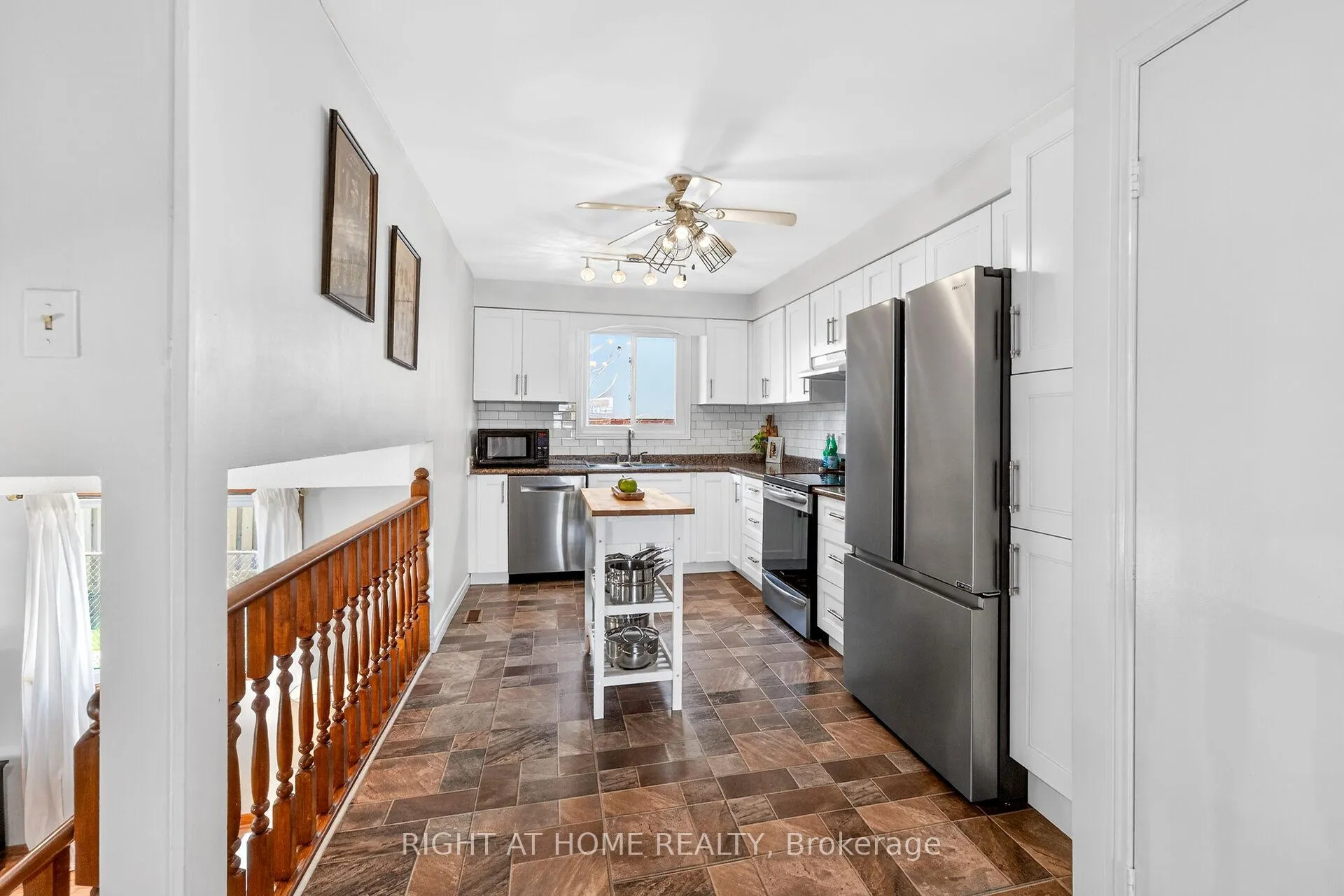 Photo 9 of 22 Vance Crescent, Hamilton, Waterdown — HOMEH