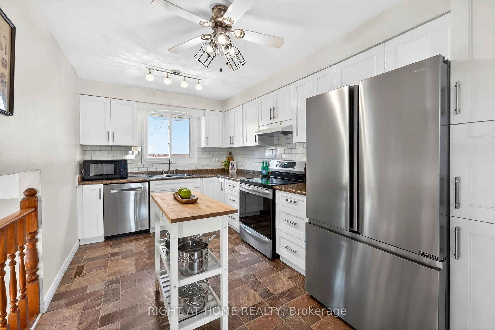 Photo 10 of 22 Vance Crescent, Hamilton, Waterdown — HOMEH