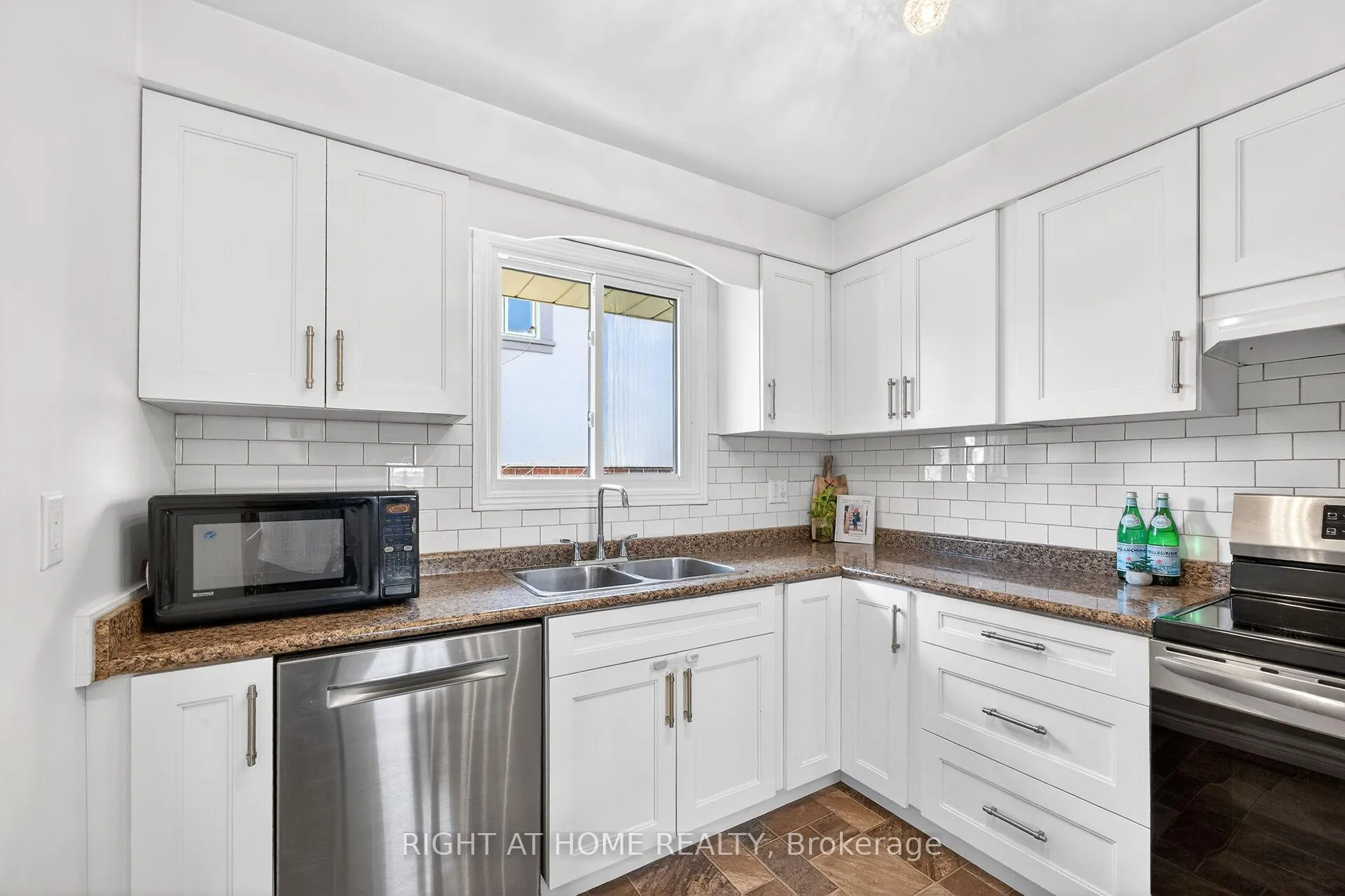 Photo 11 of 22 Vance Crescent, Hamilton, Waterdown — HOMEH