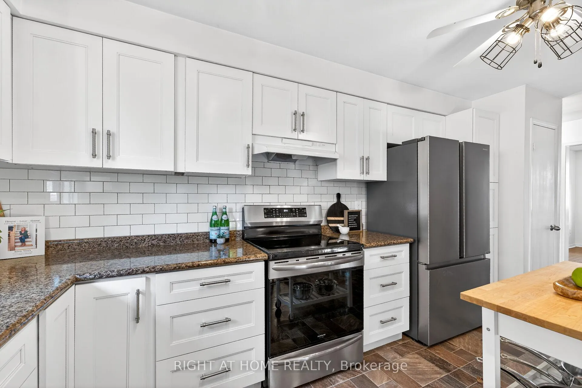 Photo 12 of 22 Vance Crescent, Hamilton, Waterdown — HOMEH