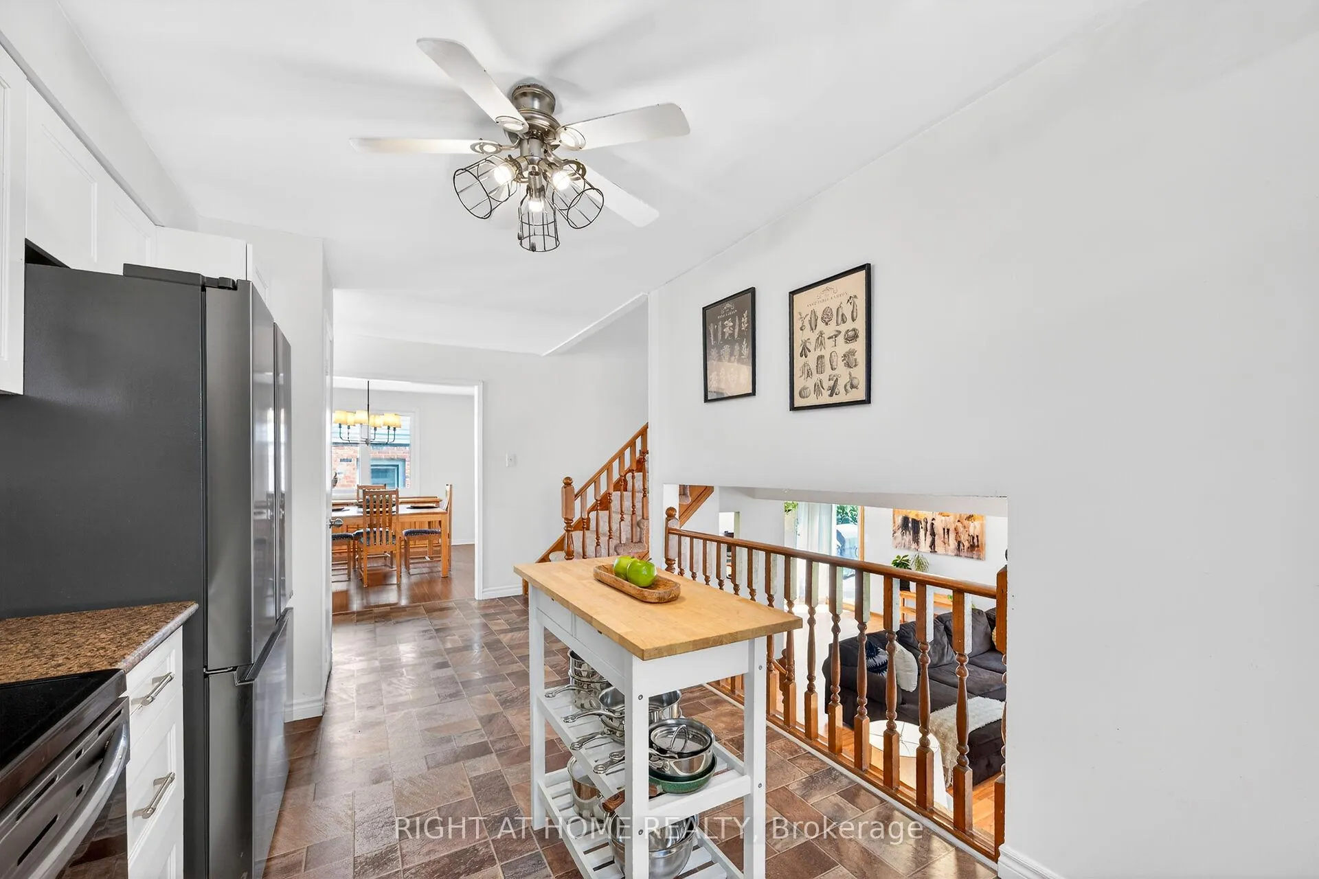 Photo 13 of 22 Vance Crescent, Hamilton, Waterdown — HOMEH