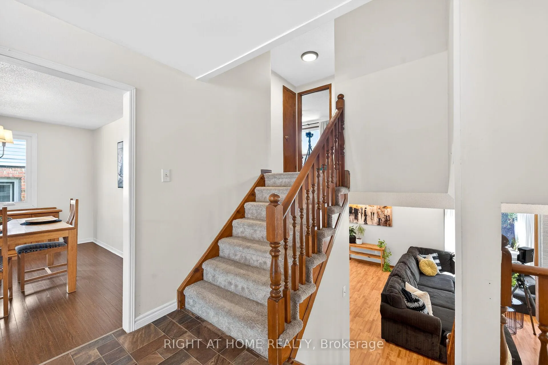 Photo 14 of 22 Vance Crescent, Hamilton, Waterdown — HOMEH