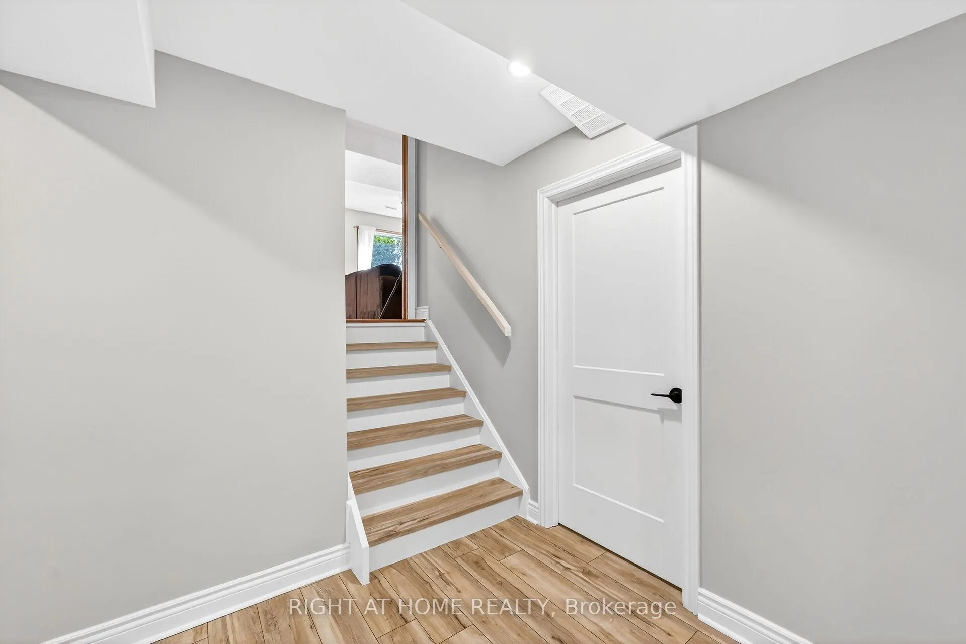 Photo 40 of 22 Vance Crescent, Hamilton, Waterdown — HOMEH