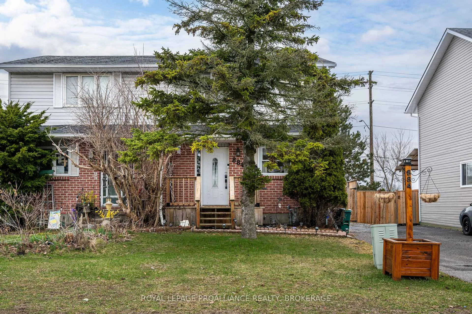 Front of 884 Larchwood Crescent