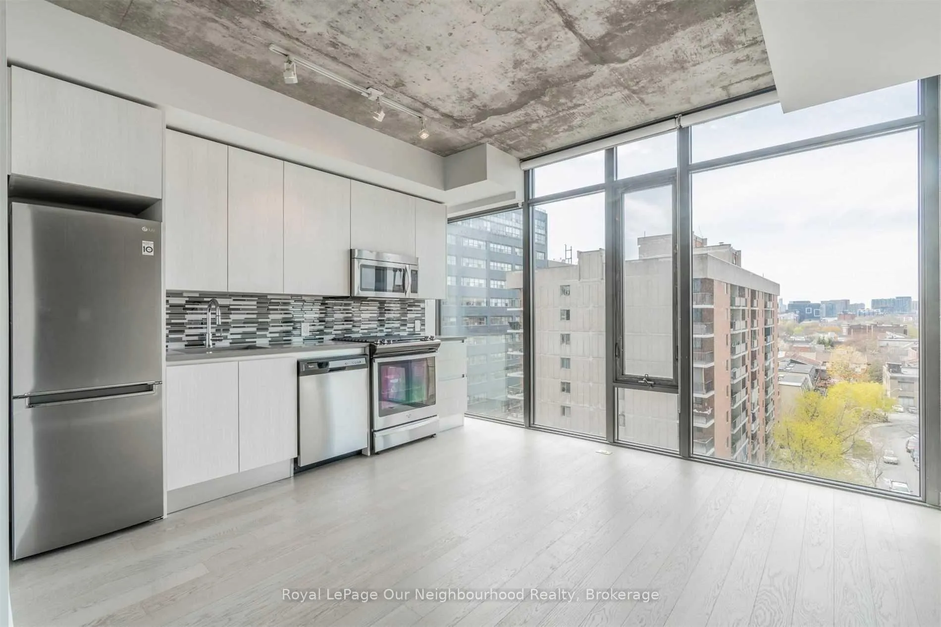 Photo 1 of Unit 806, 111 Bathurst Street, Toronto, Waterfront Communities — HOMEH