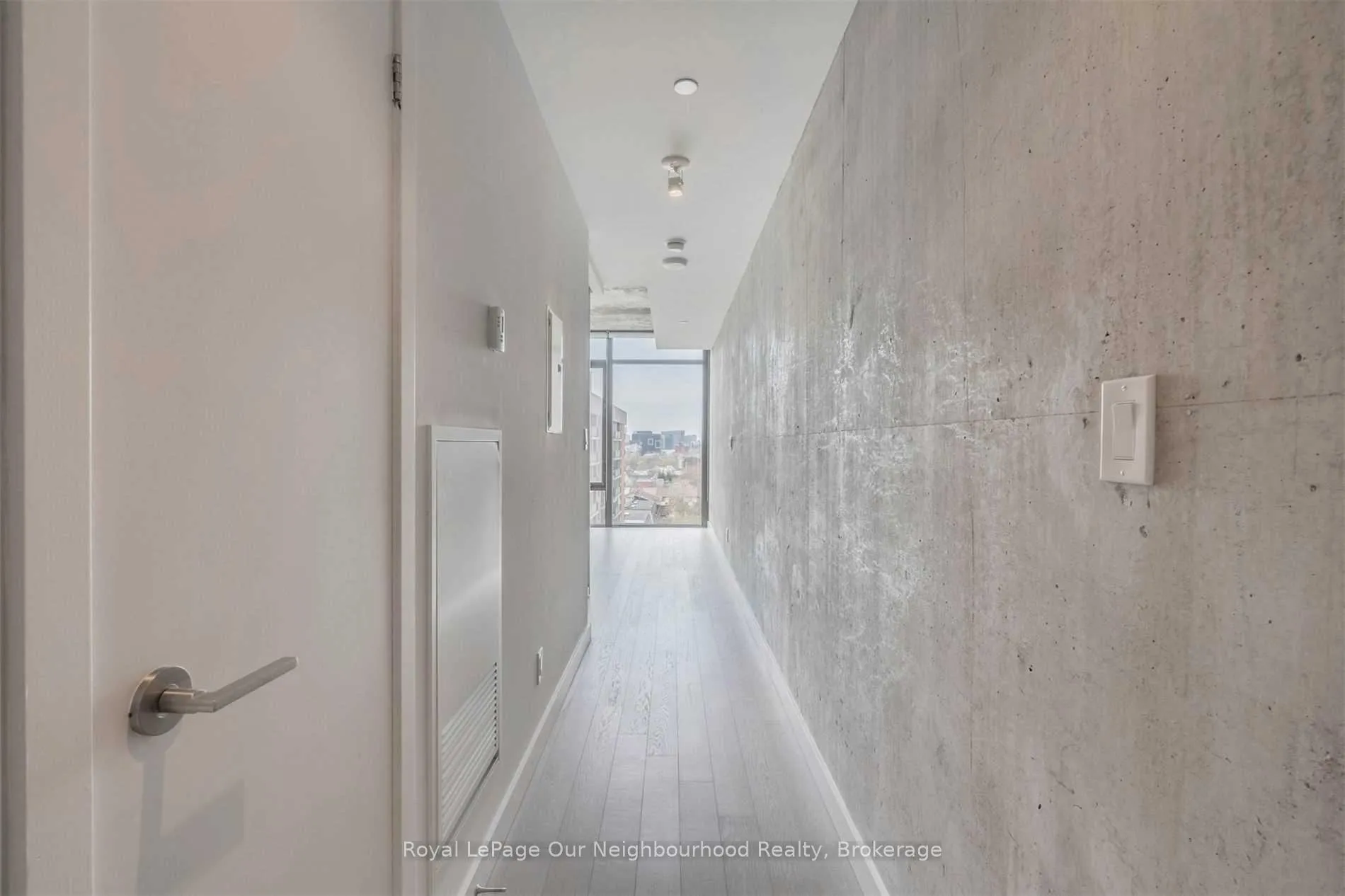 Photo 2 of Unit 806, 111 Bathurst Street, Toronto, Waterfront Communities — HOMEH