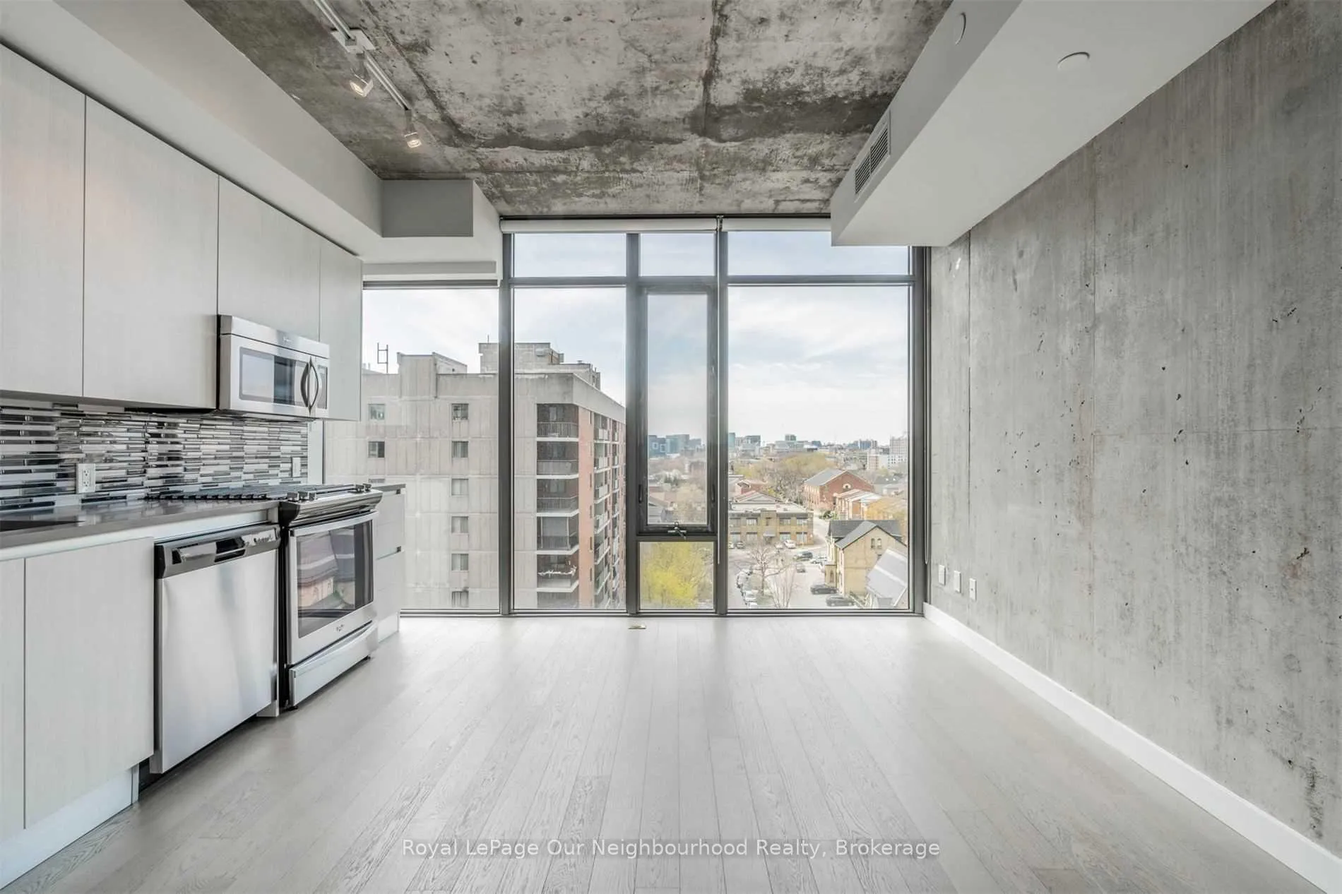 Photo 3 of Unit 806, 111 Bathurst Street, Toronto, Waterfront Communities — HOMEH