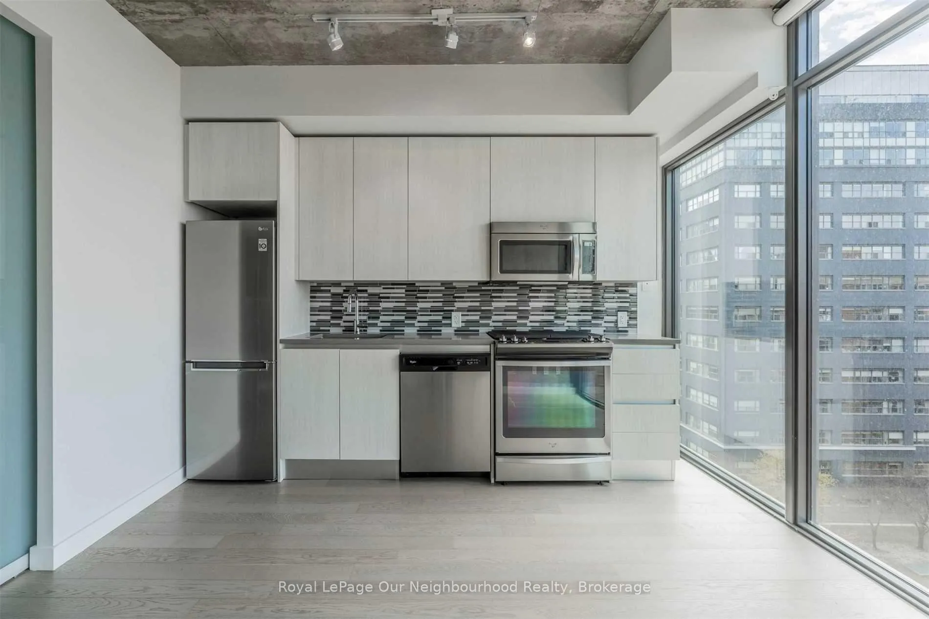 Photo 4 of Unit 806, 111 Bathurst Street, Toronto, Waterfront Communities — HOMEH