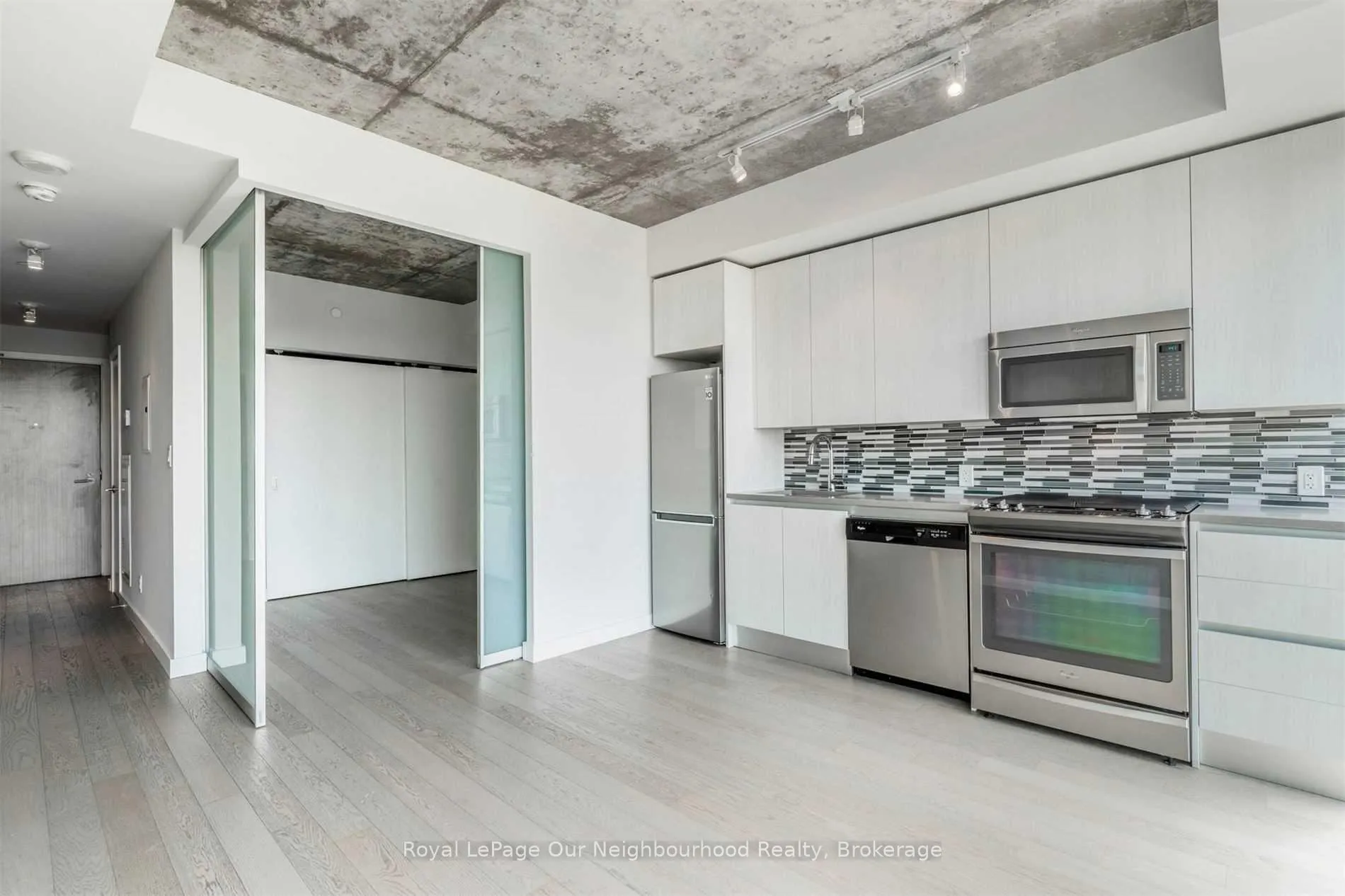 Photo 5 of Unit 806, 111 Bathurst Street, Toronto, Waterfront Communities — HOMEH