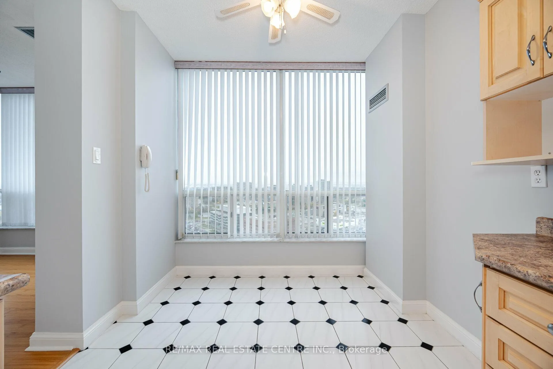 Photo 10 of Unit PH 2502, 22 Hanover Road, Brampton, Queen Street Corridor — HOMEH