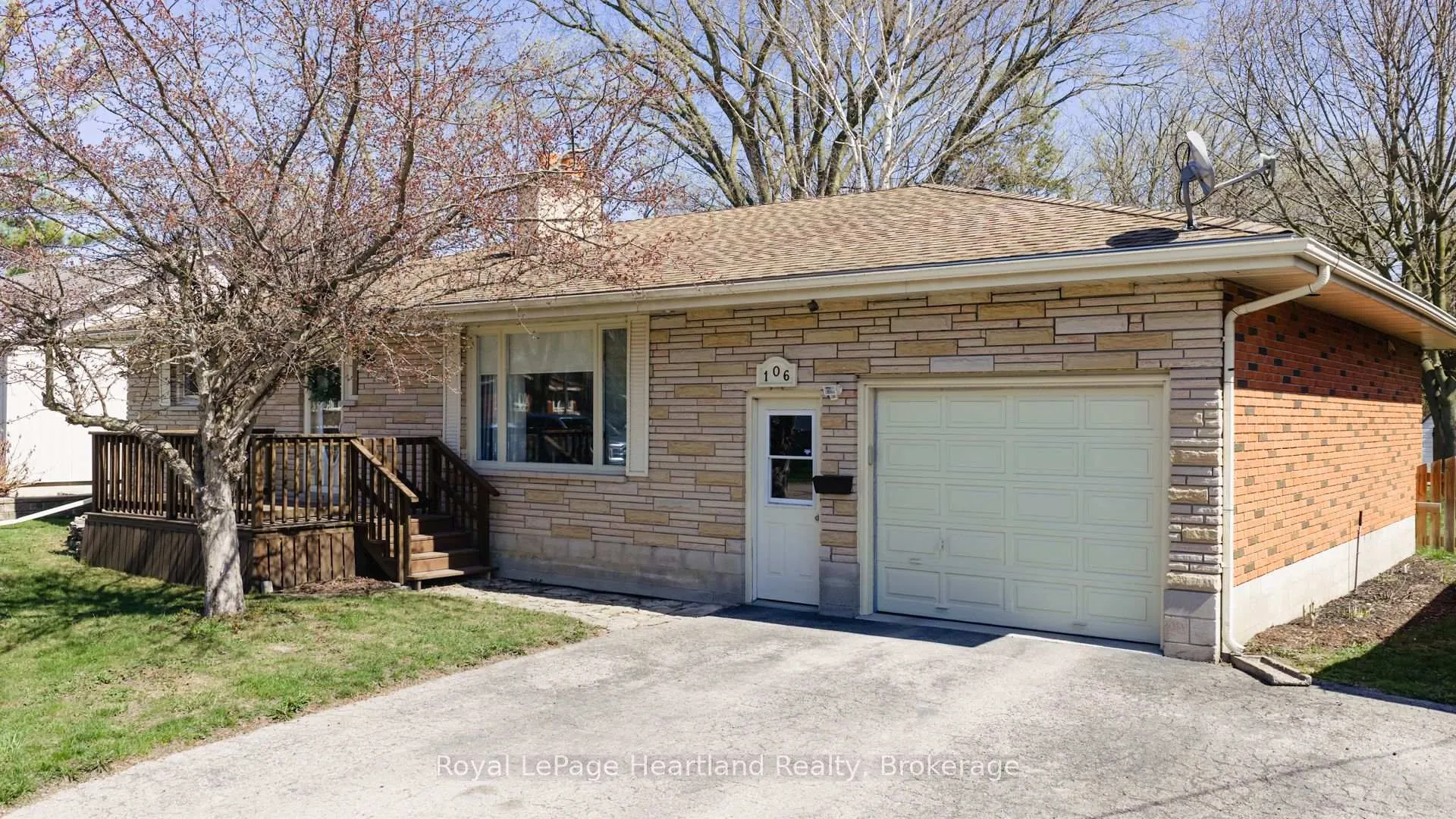 Photo 2 of 106 Oxford Street, Goderich, Goderich (Town) — HOMEH