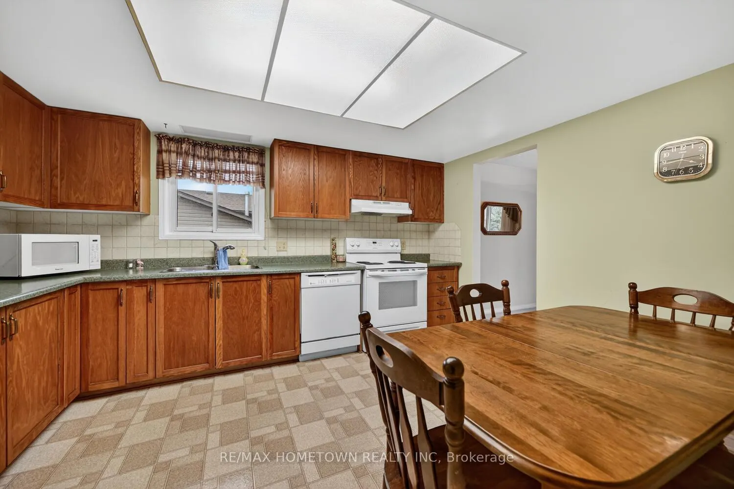 Photo 14 of 56 Cambridge Crescent, Brockville — HOMEH