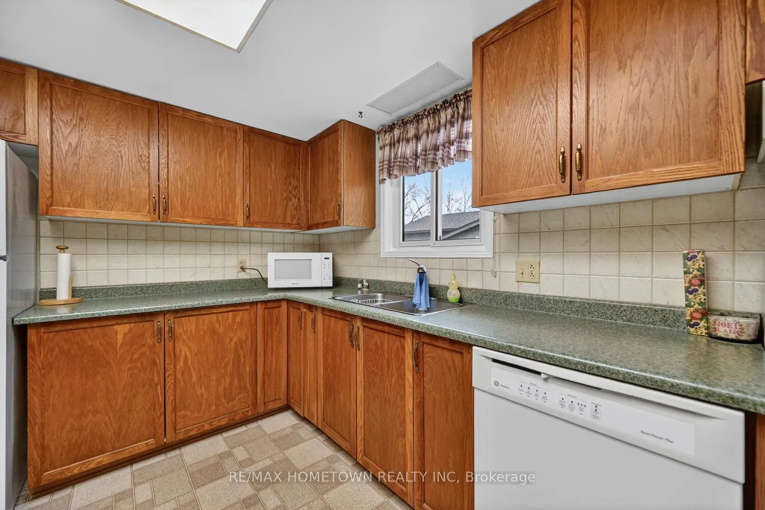 Photo 15 of 56 Cambridge Crescent, Brockville — HOMEH