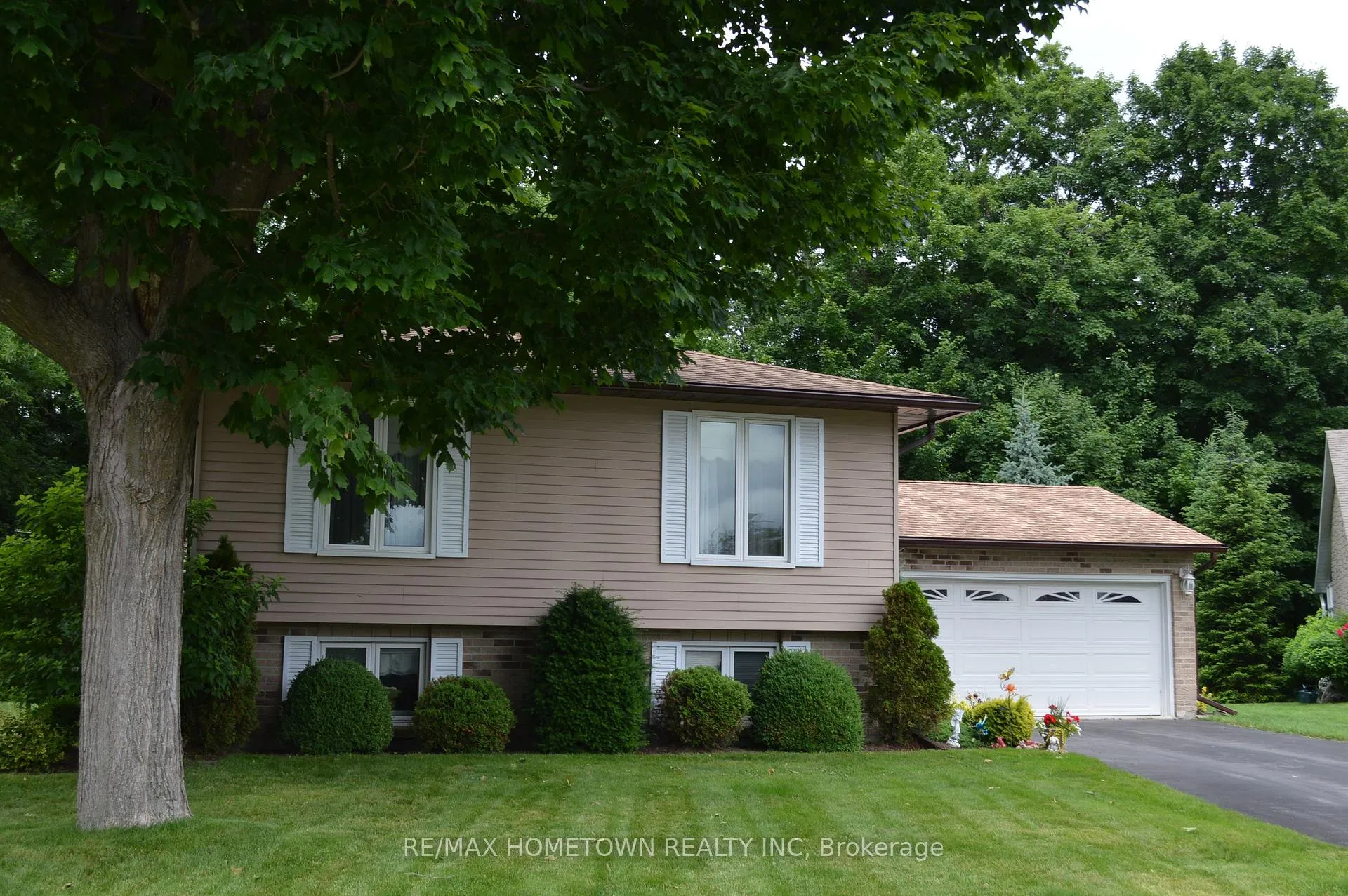 Photo 44 of 56 Cambridge Crescent, Brockville — HOMEH