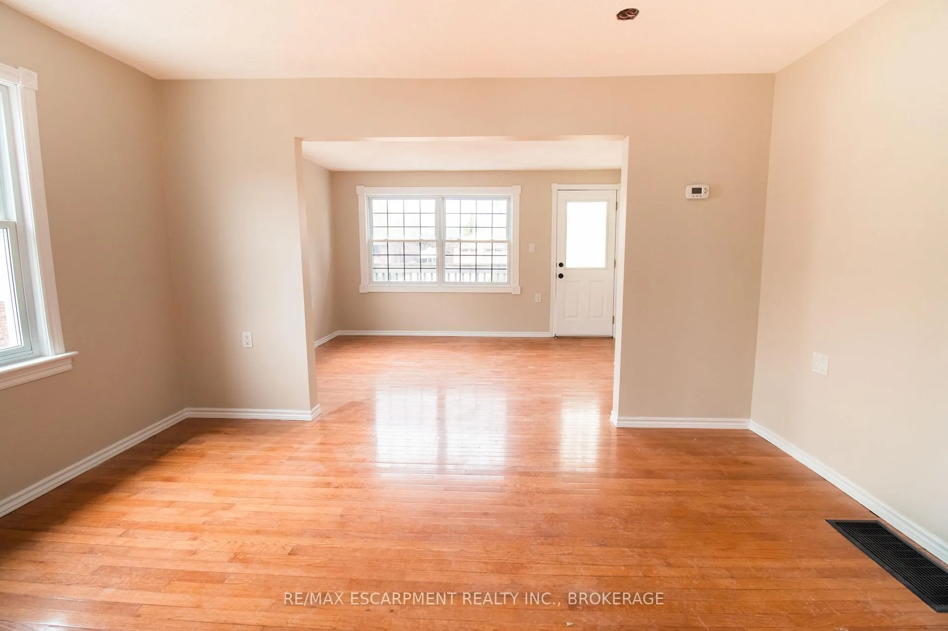 Photo 4 of Unit 1, 539 Woodlawn Road, Welland, N. Welland — HOMEH