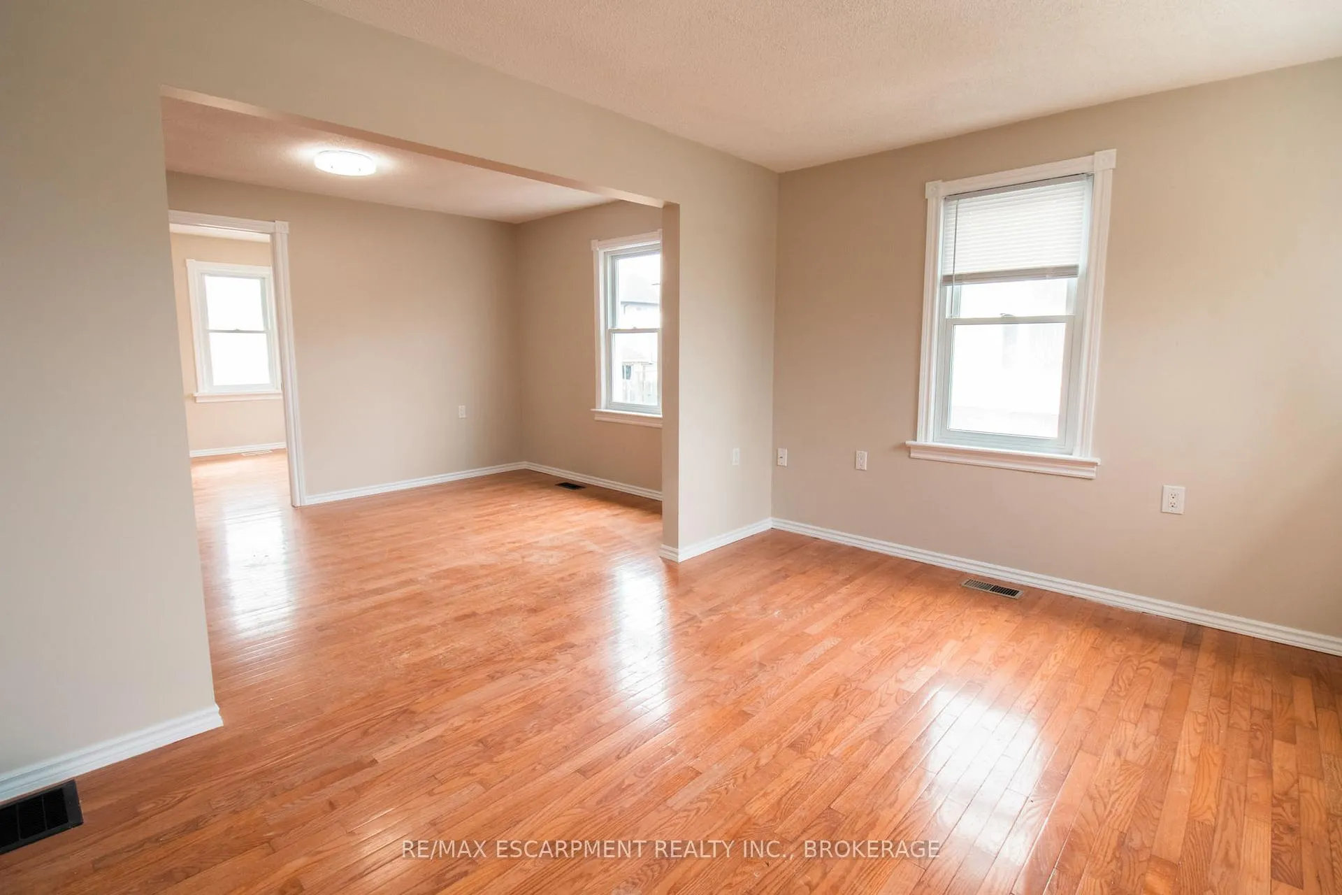 Photo 5 of Unit 1, 539 Woodlawn Road, Welland, N. Welland — HOMEH