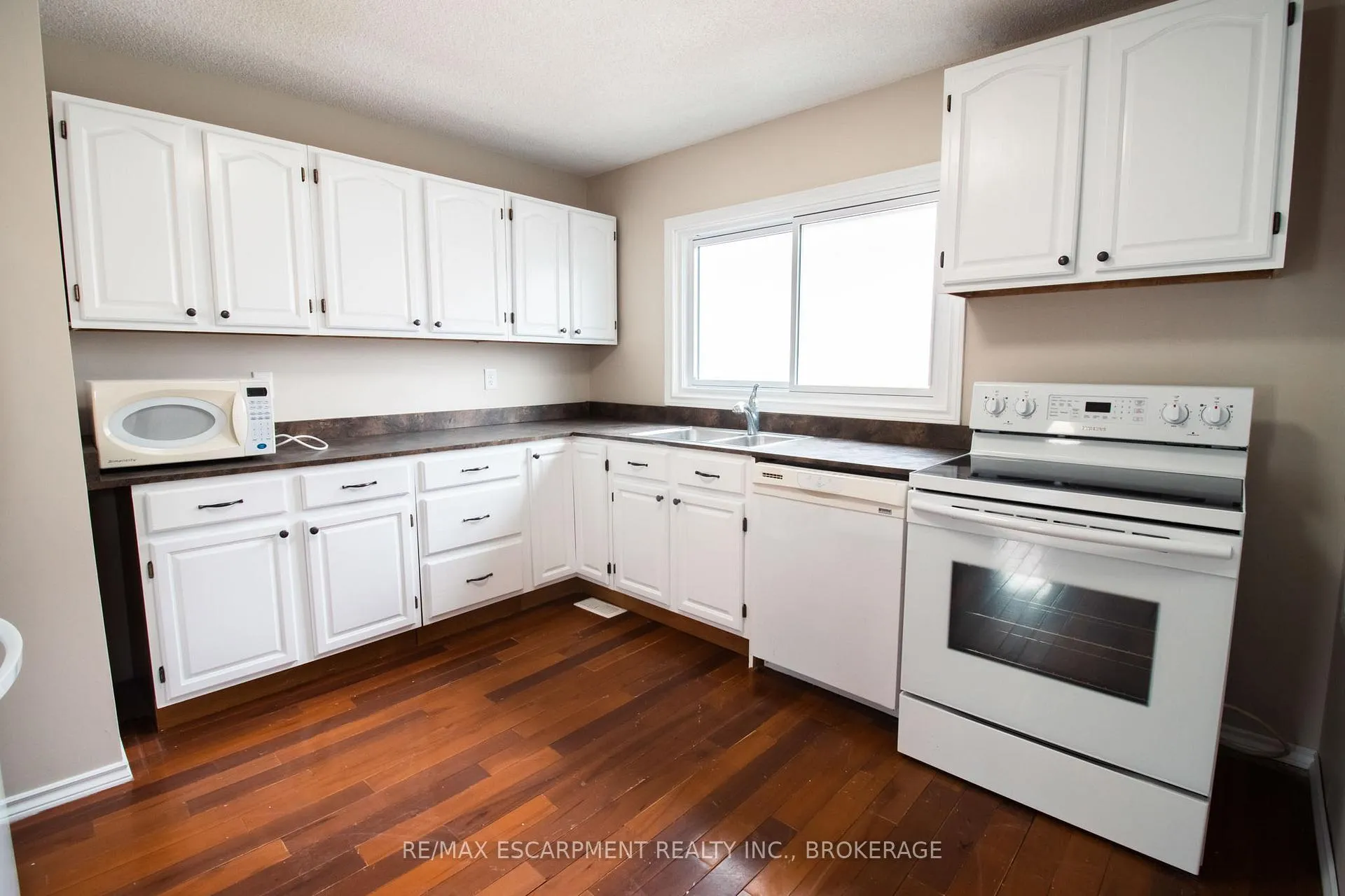 Photo 8 of Unit 1, 539 Woodlawn Road, Welland, N. Welland — HOMEH