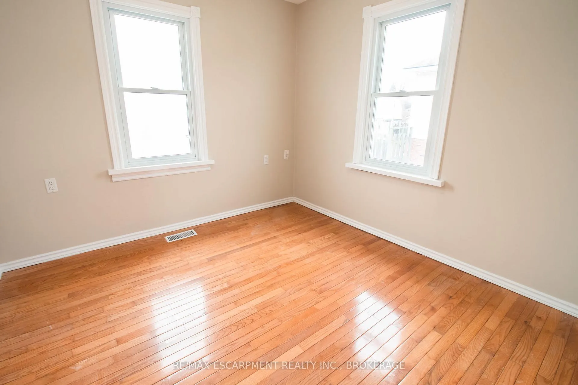 Photo 14 of Unit 1, 539 Woodlawn Road, Welland, N. Welland — HOMEH