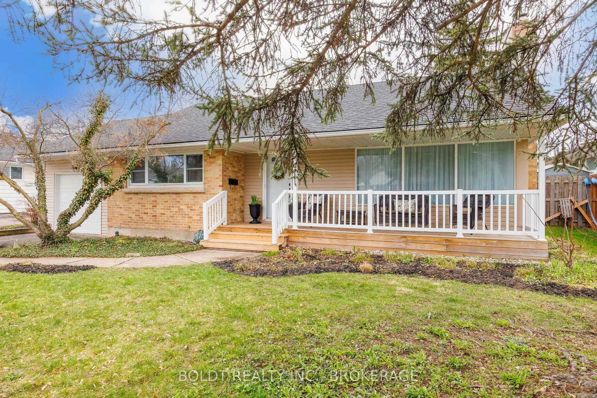 Photo 2 of 6 Mountainview Drive, St. Catharines, Glendale/Glenridge — HOMEH