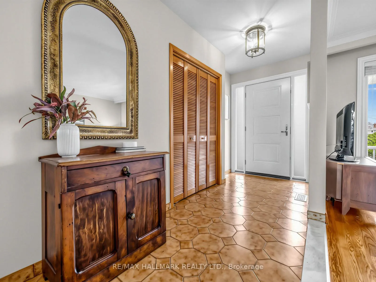 Photo 4 of 1649 Carletta Drive, Mississauga, Lakeview — HOMEH