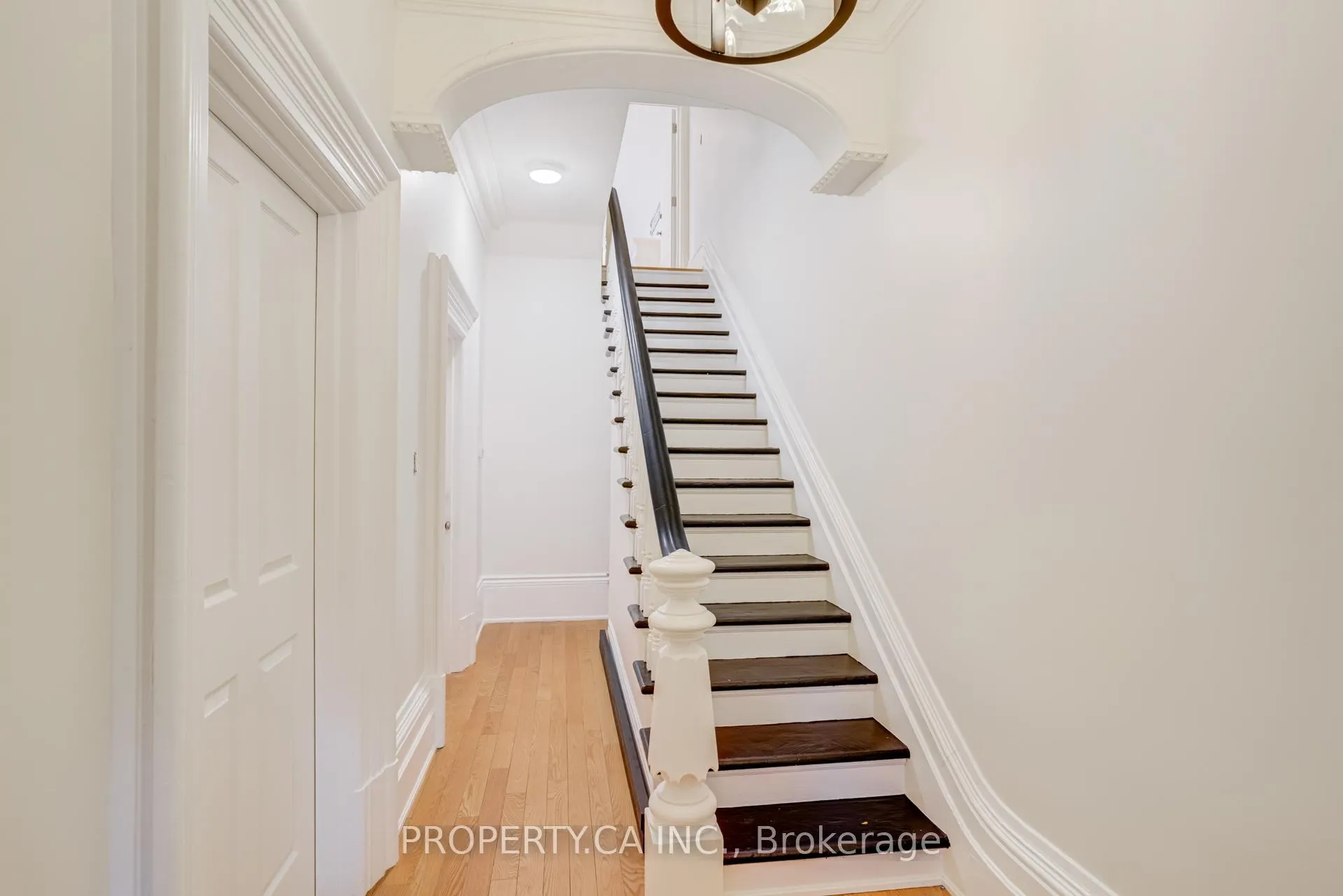 Photo 2 of Unit Upper, 21 D'arcy Street, Toronto, Kensington-Chinatown — HOMEH